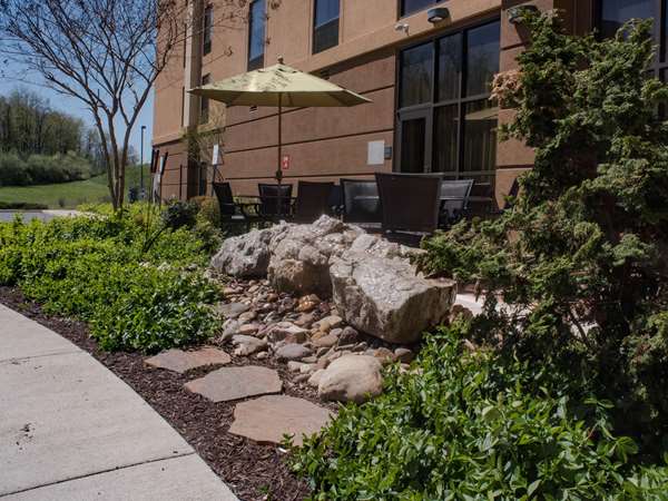 Exterior view - Hampton Inn & Suites Woodstock