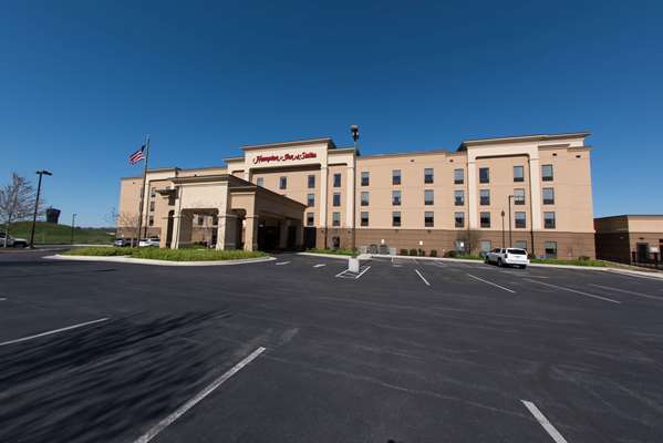 Exterior view - Hampton Inn & Suites Woodstock