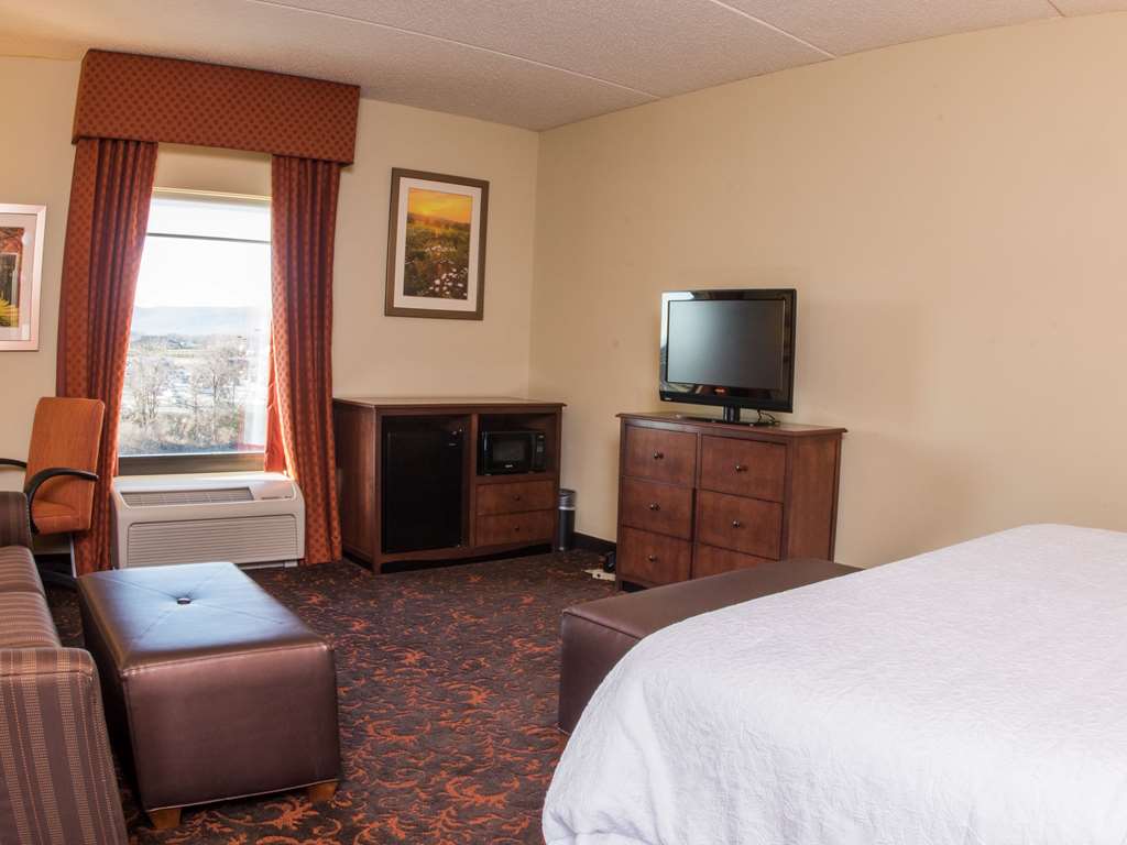 Hampton Inn & Suites by Hilton Woodstock, VA - Tap to explore photos
