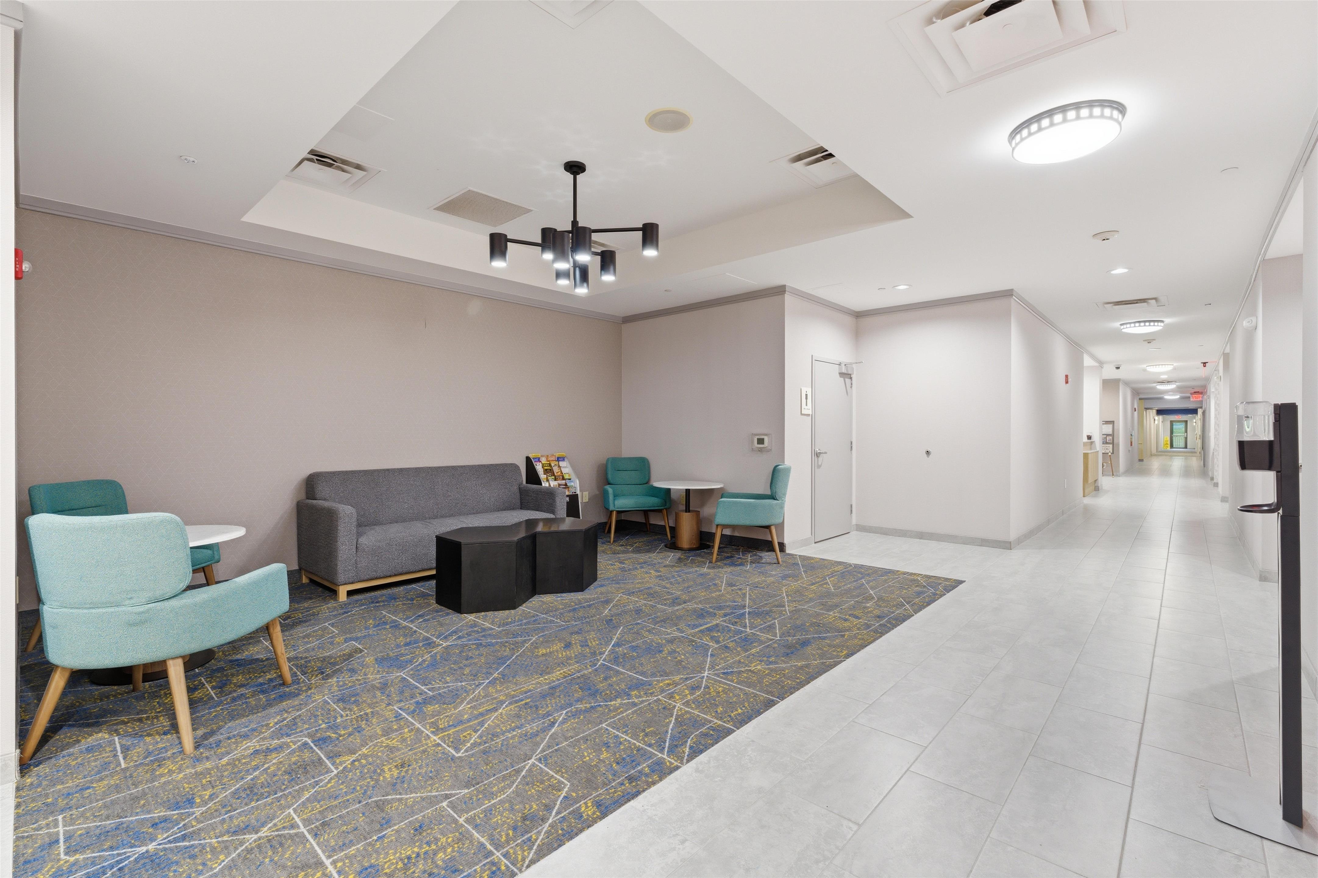 Lobby | Hampton Inn & Suites Woodstock, VA