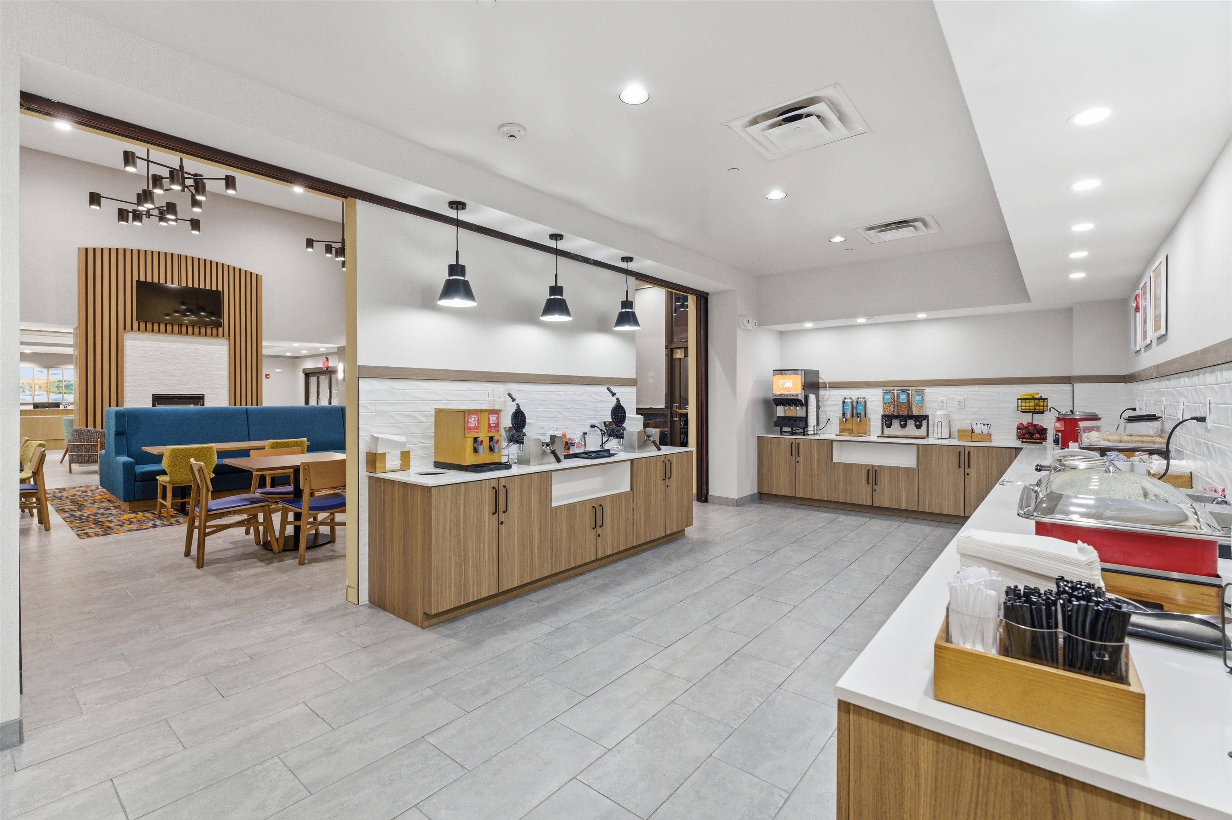 Breakfast Area | Hampton Inn & Suites Woodstock, VA