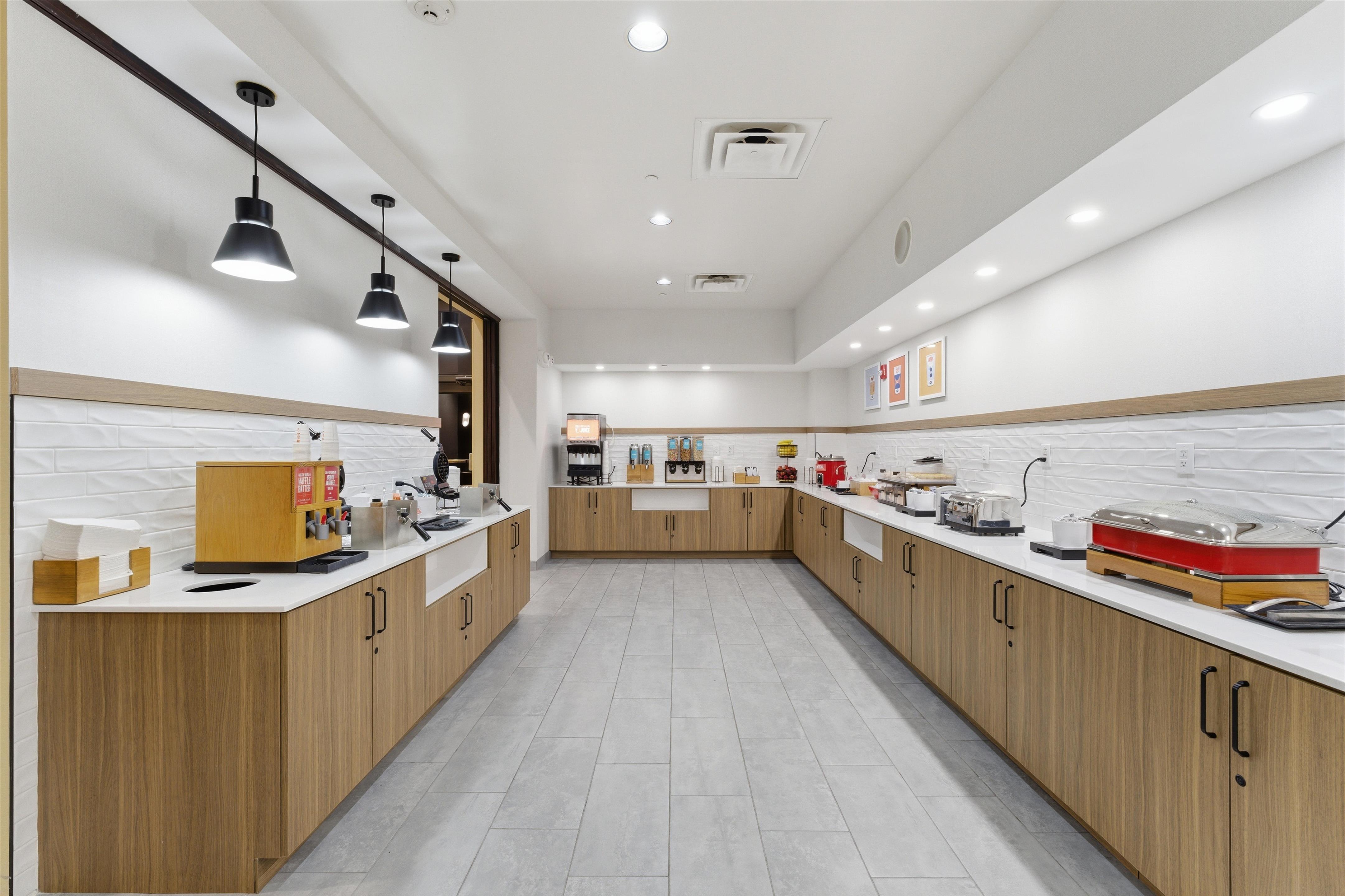 Breakfast Area | Hampton Inn & Suites Woodstock, VA