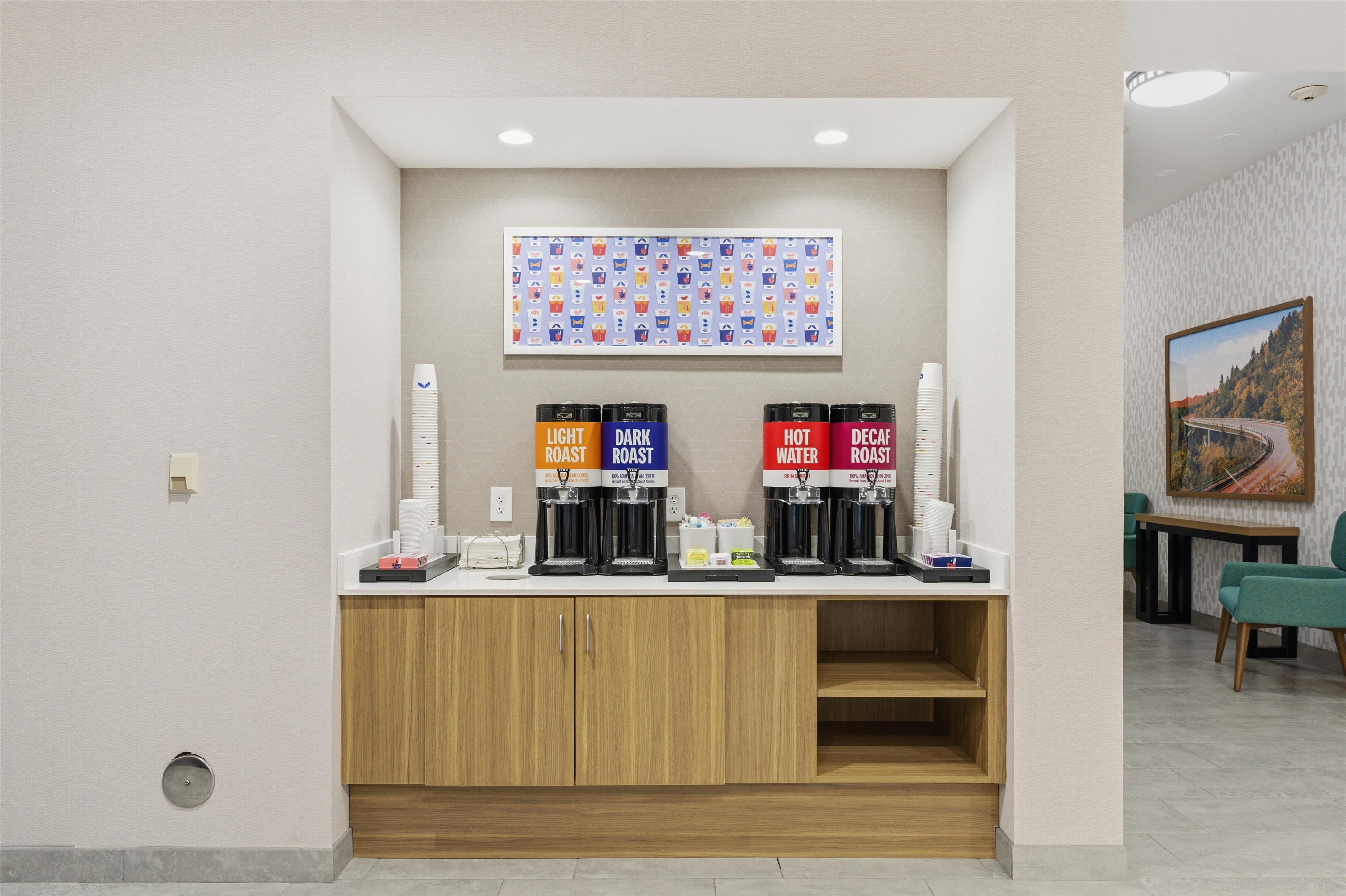 Breakfast Area | Hampton Inn & Suites Woodstock, VA