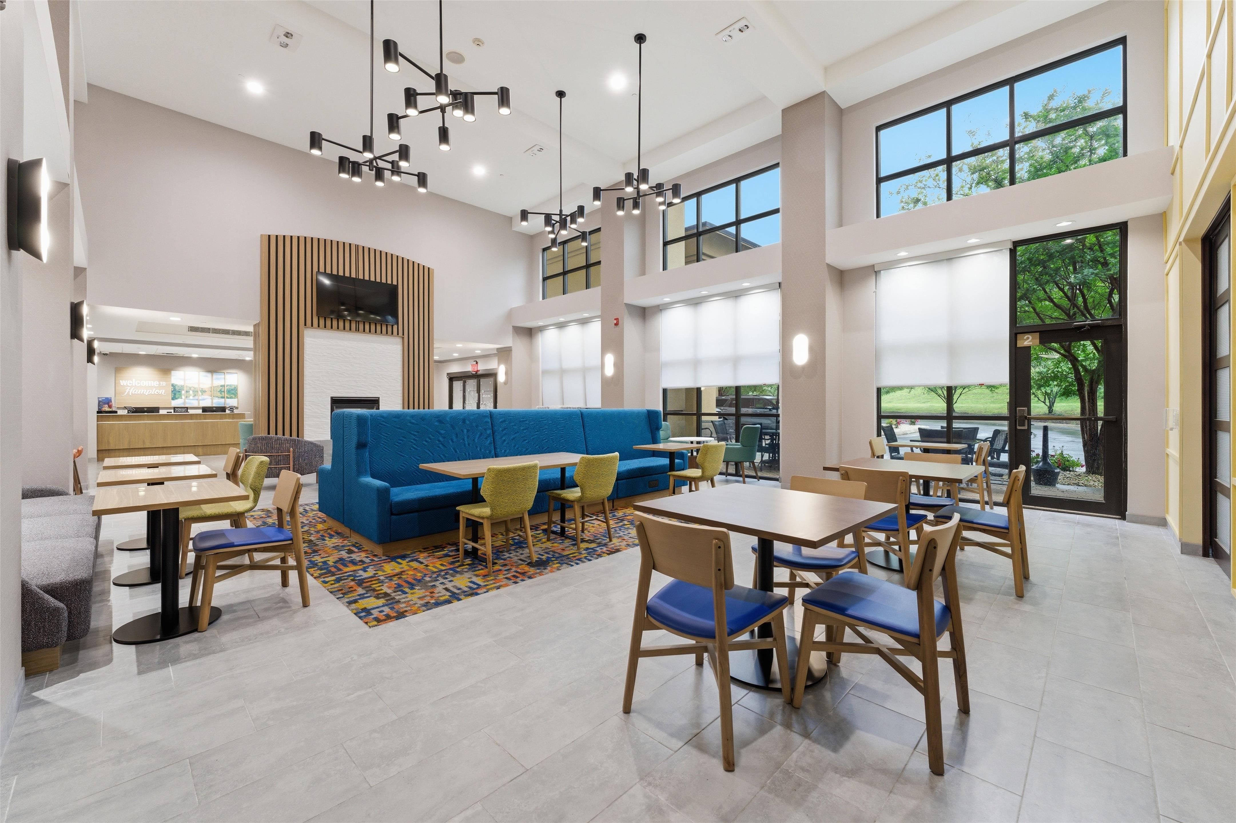Breakfast Area | Hampton Inn & Suites Woodstock, VA