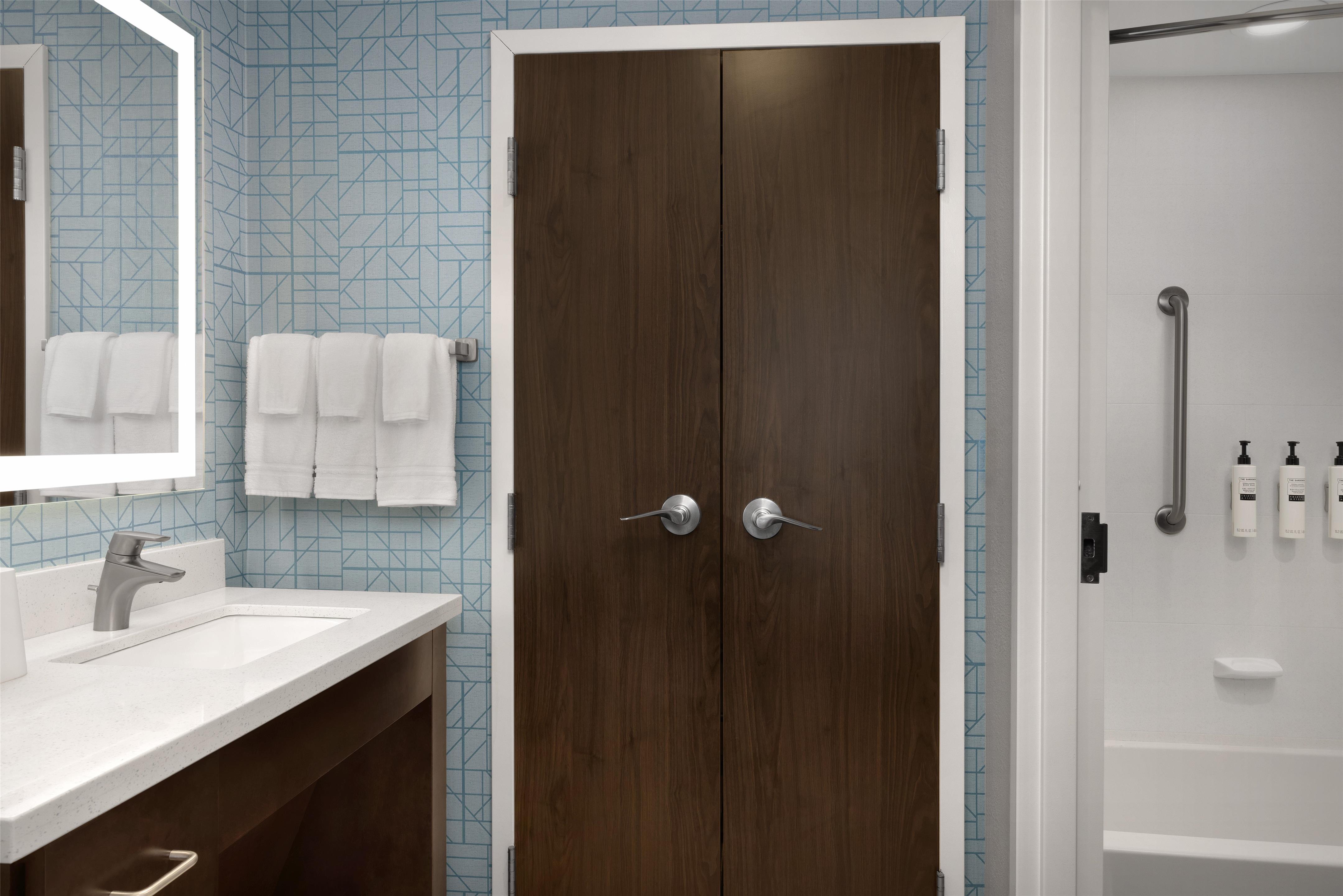 Guest room bath