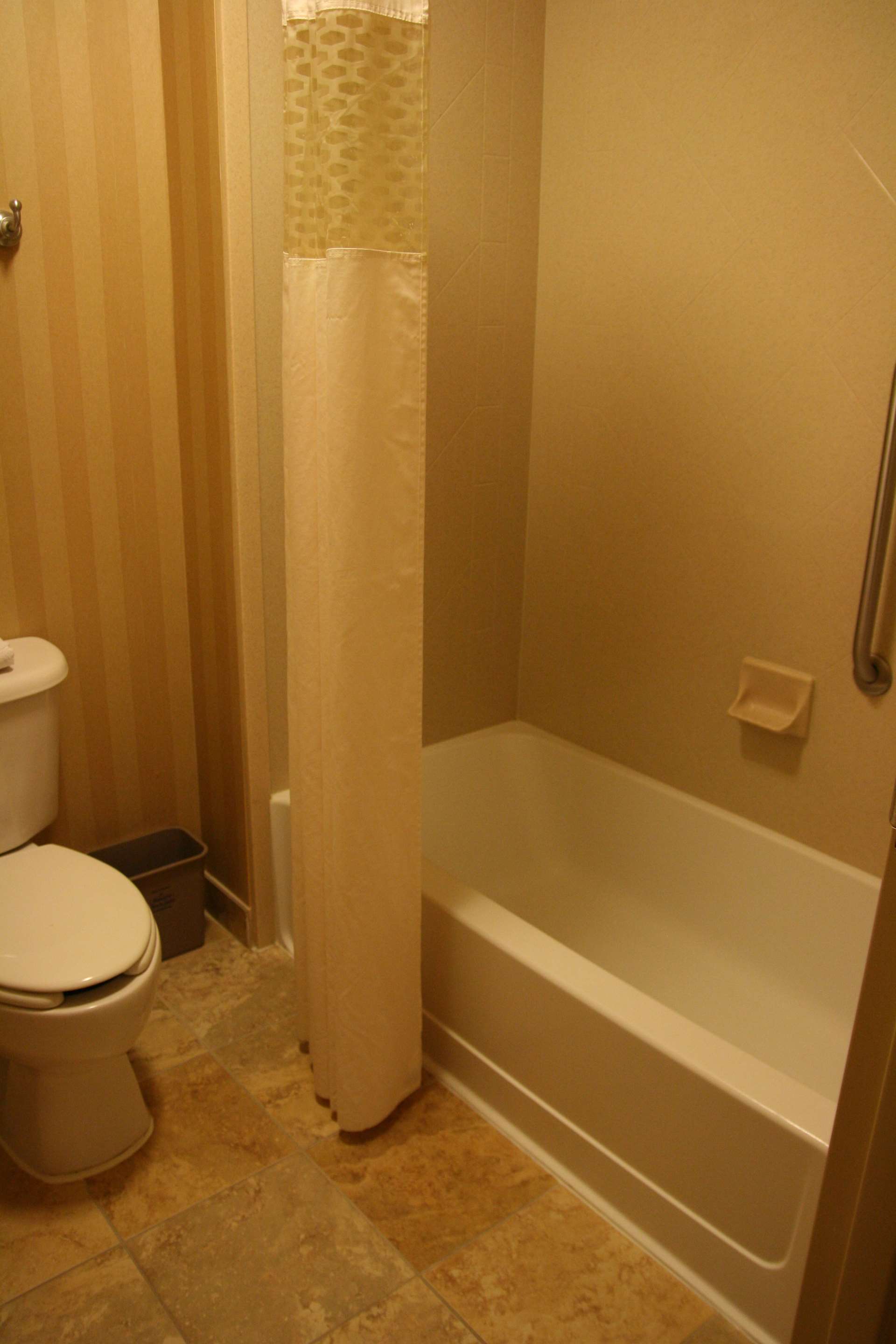 Guest room bath