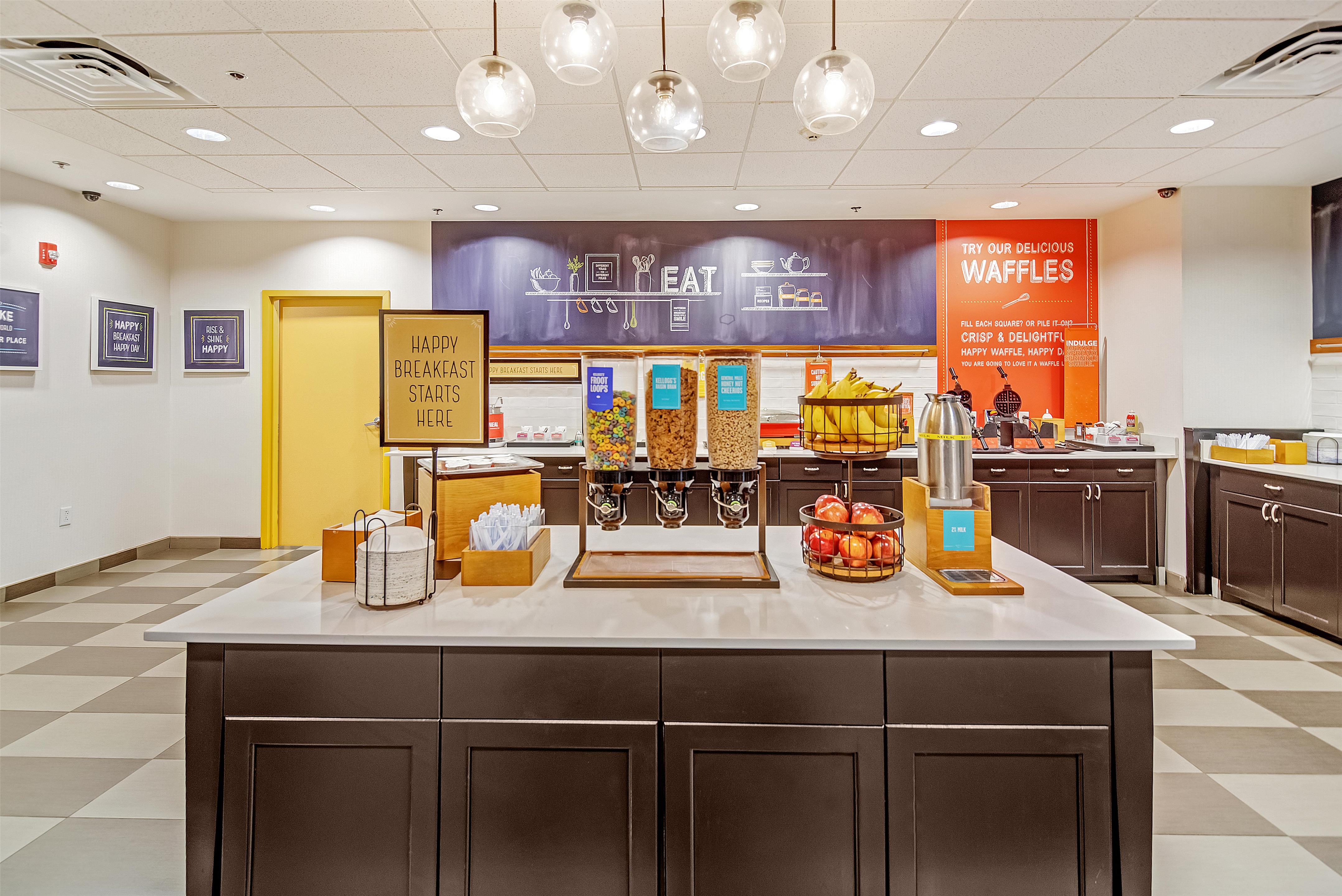 Breakfast Area | Hampton Inn Foley