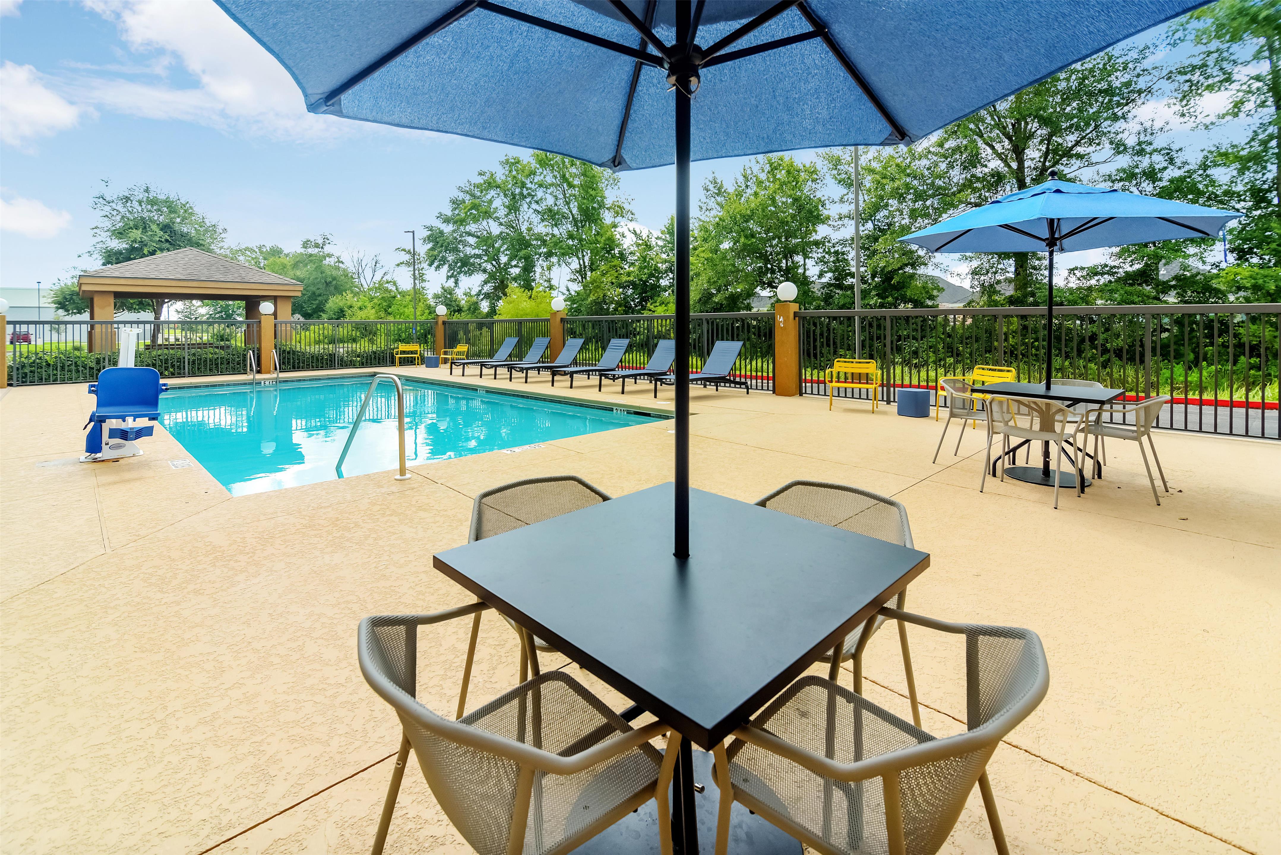 Pool | Hampton Inn Foley
