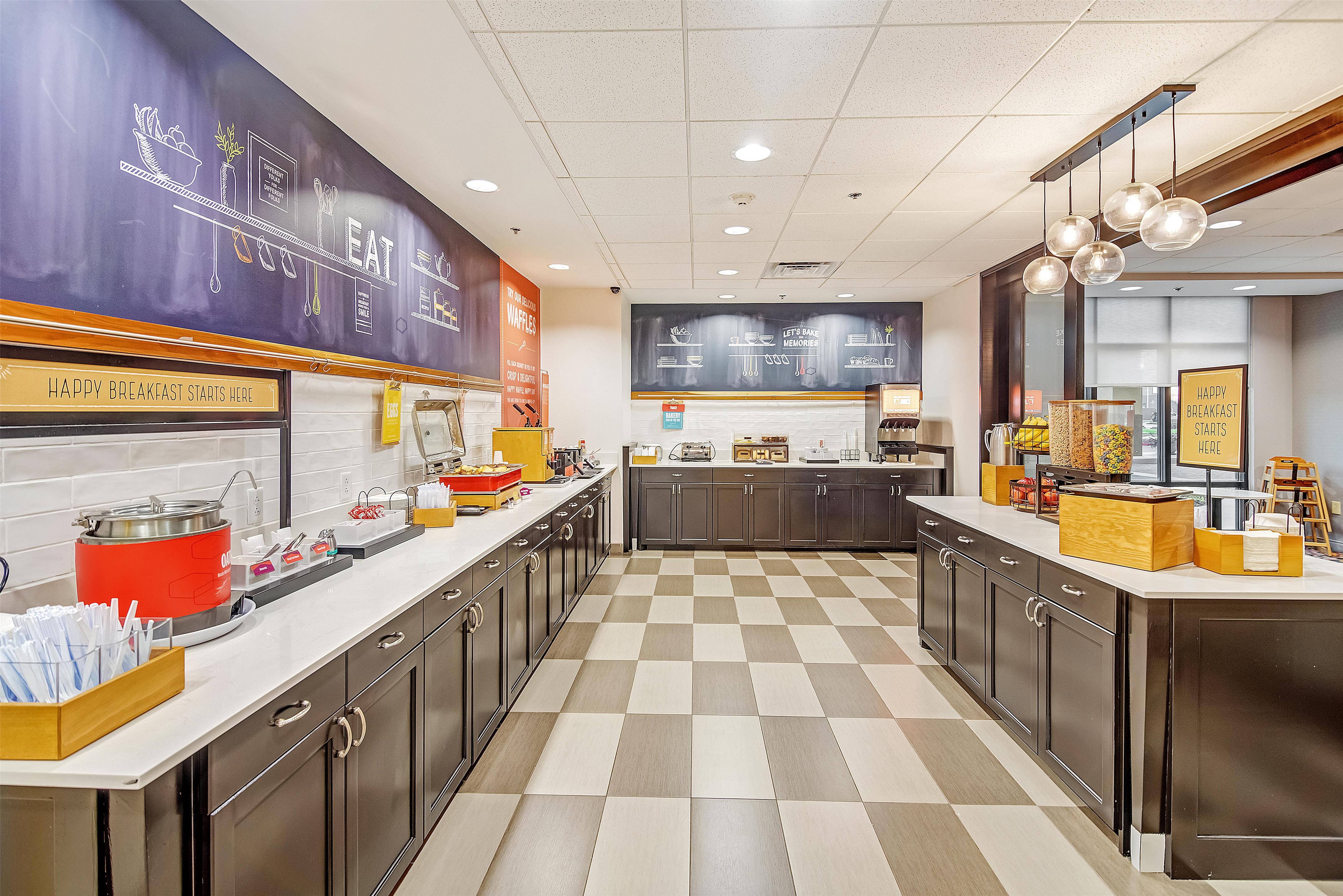 Breakfast Area | Hampton Inn Foley