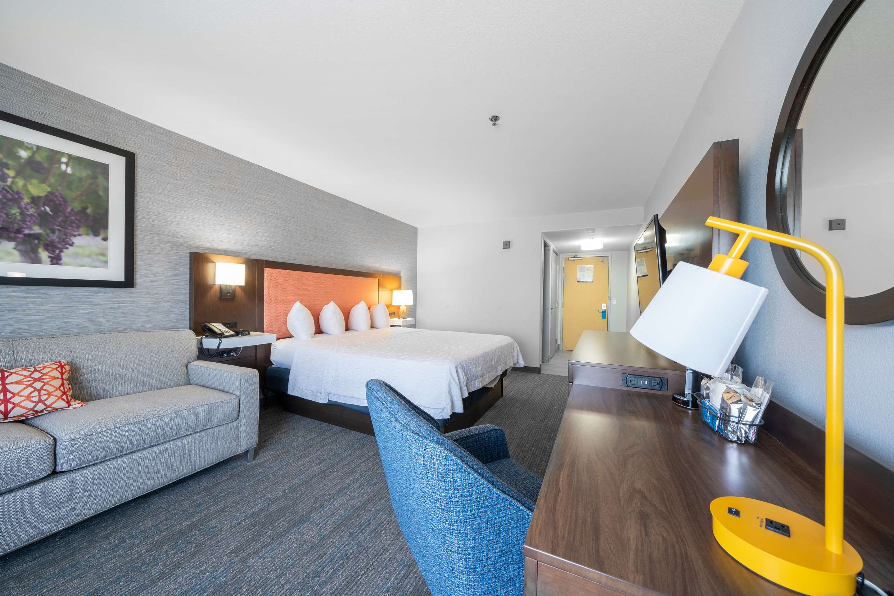Guest room | Hampton Inn & Suites Modesto-Salida
