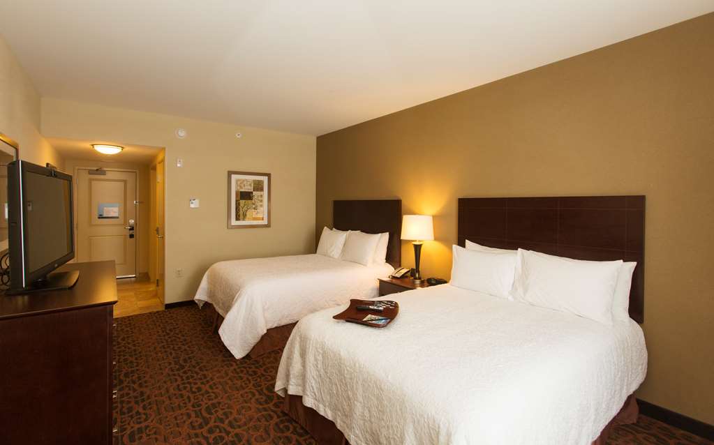 Hampton Inn by Hilton Marquette/Waterfront - Tap to explore photos