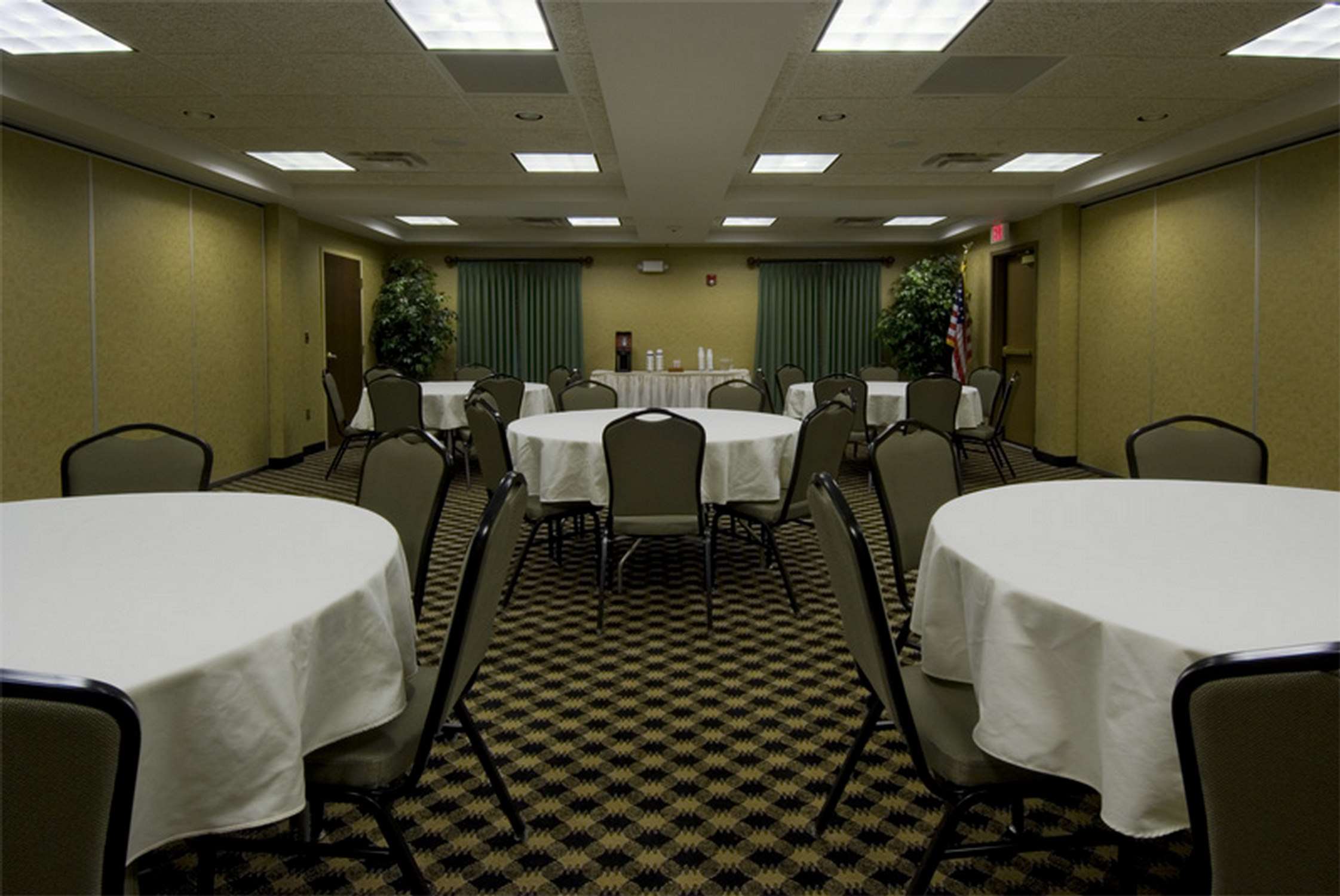 Meeting Room | Hampton Inn Marshall