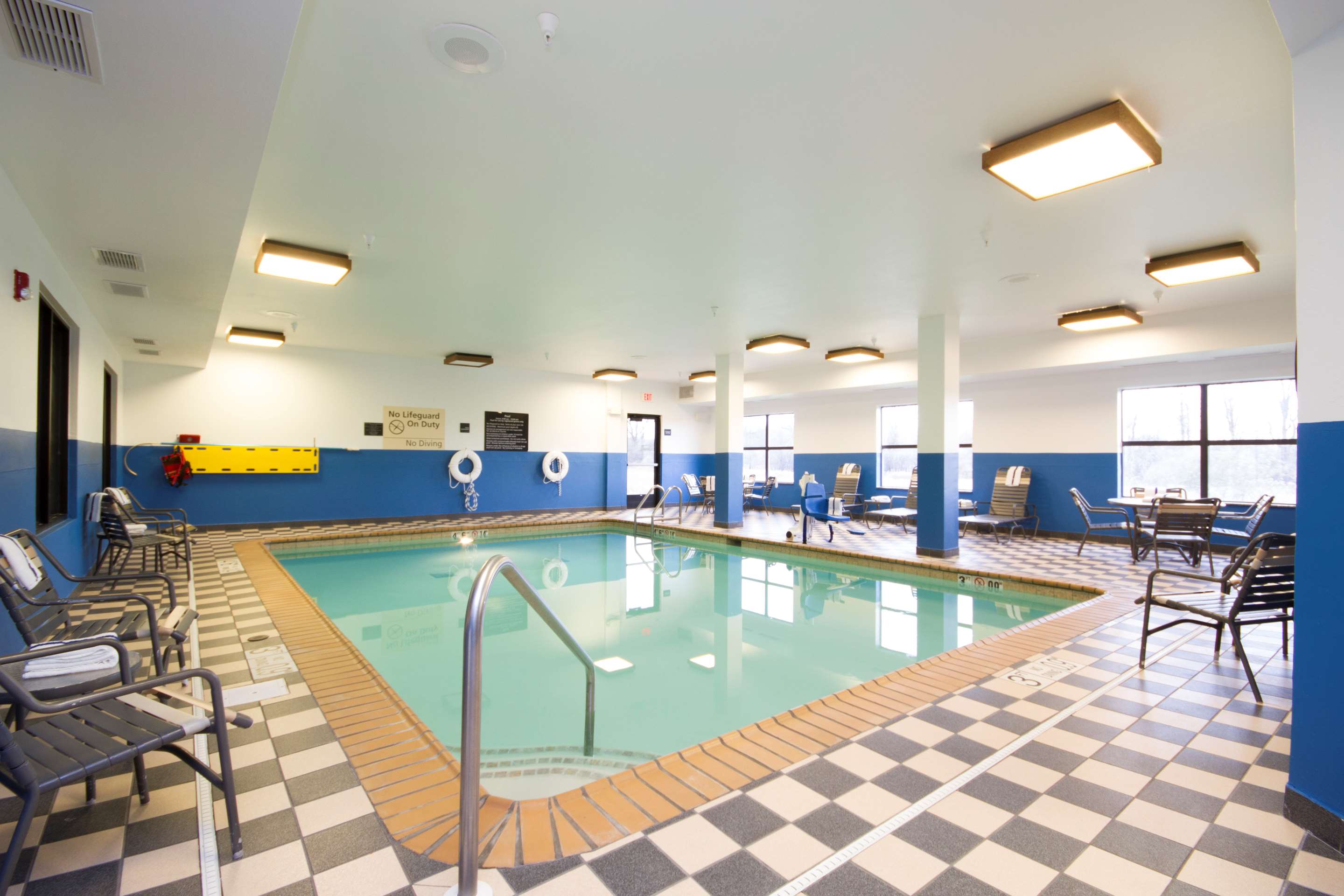 Pool | Hampton Inn Marshall