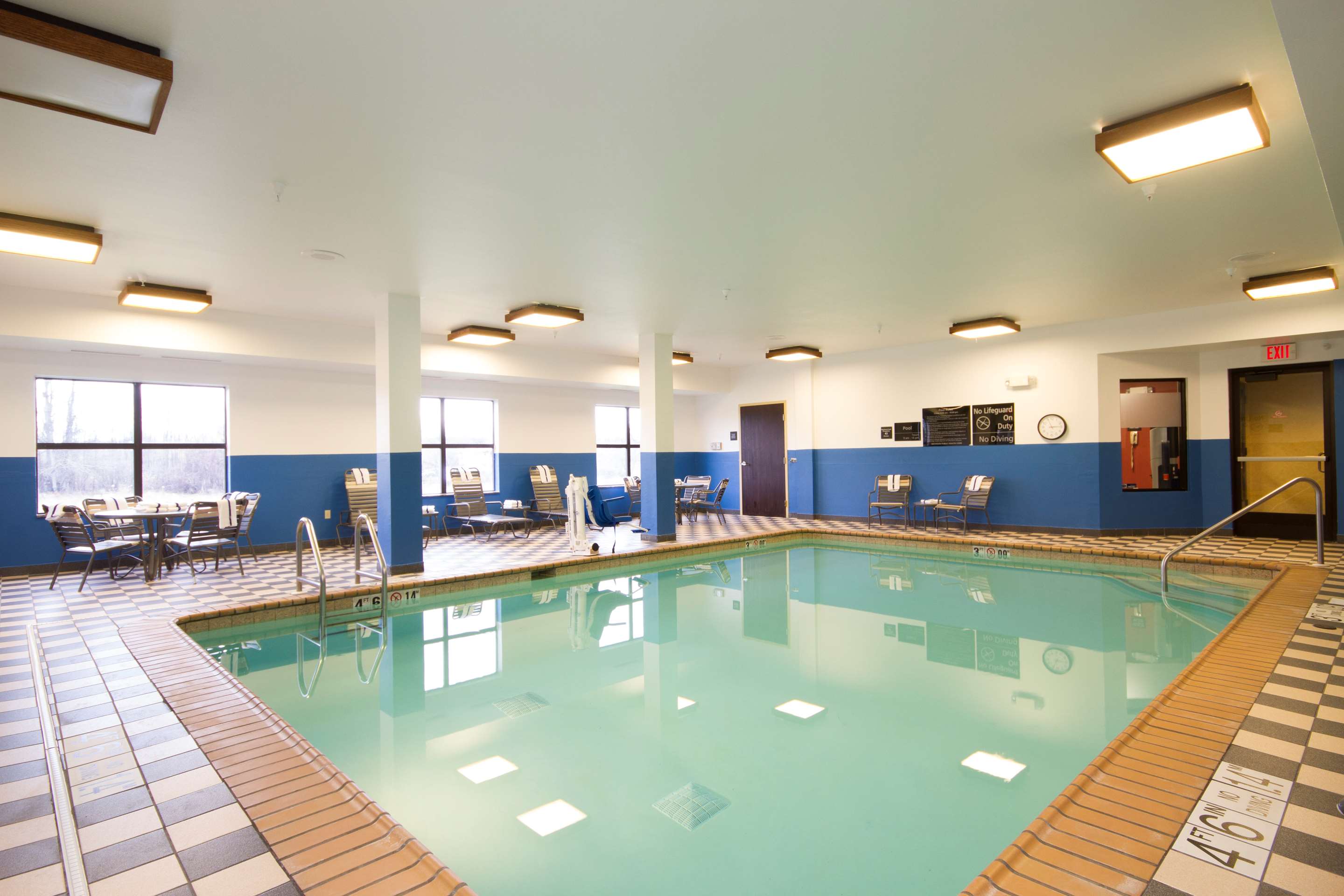 Pool | Hampton Inn Marshall
