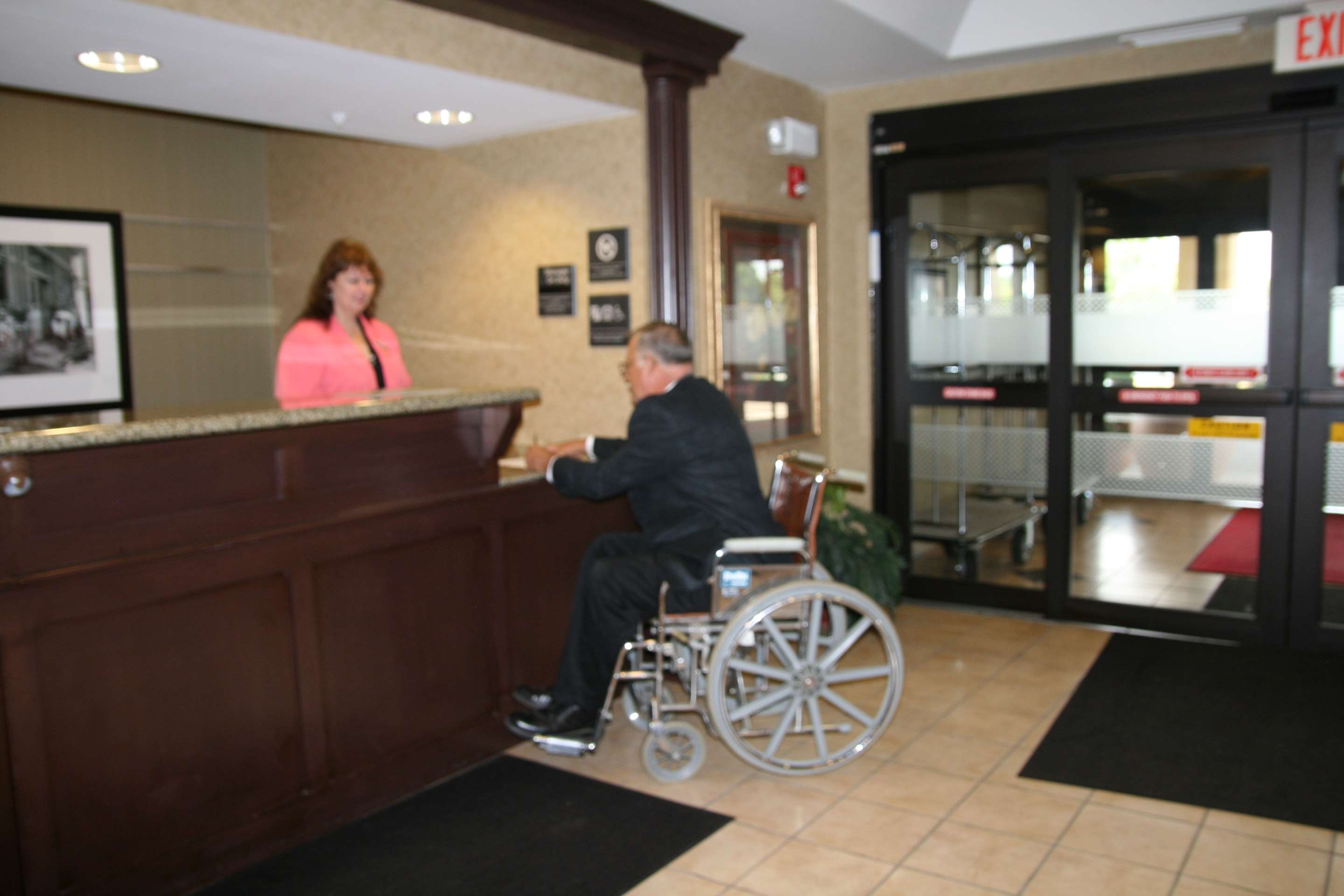 Reception | Hampton Inn Marshall