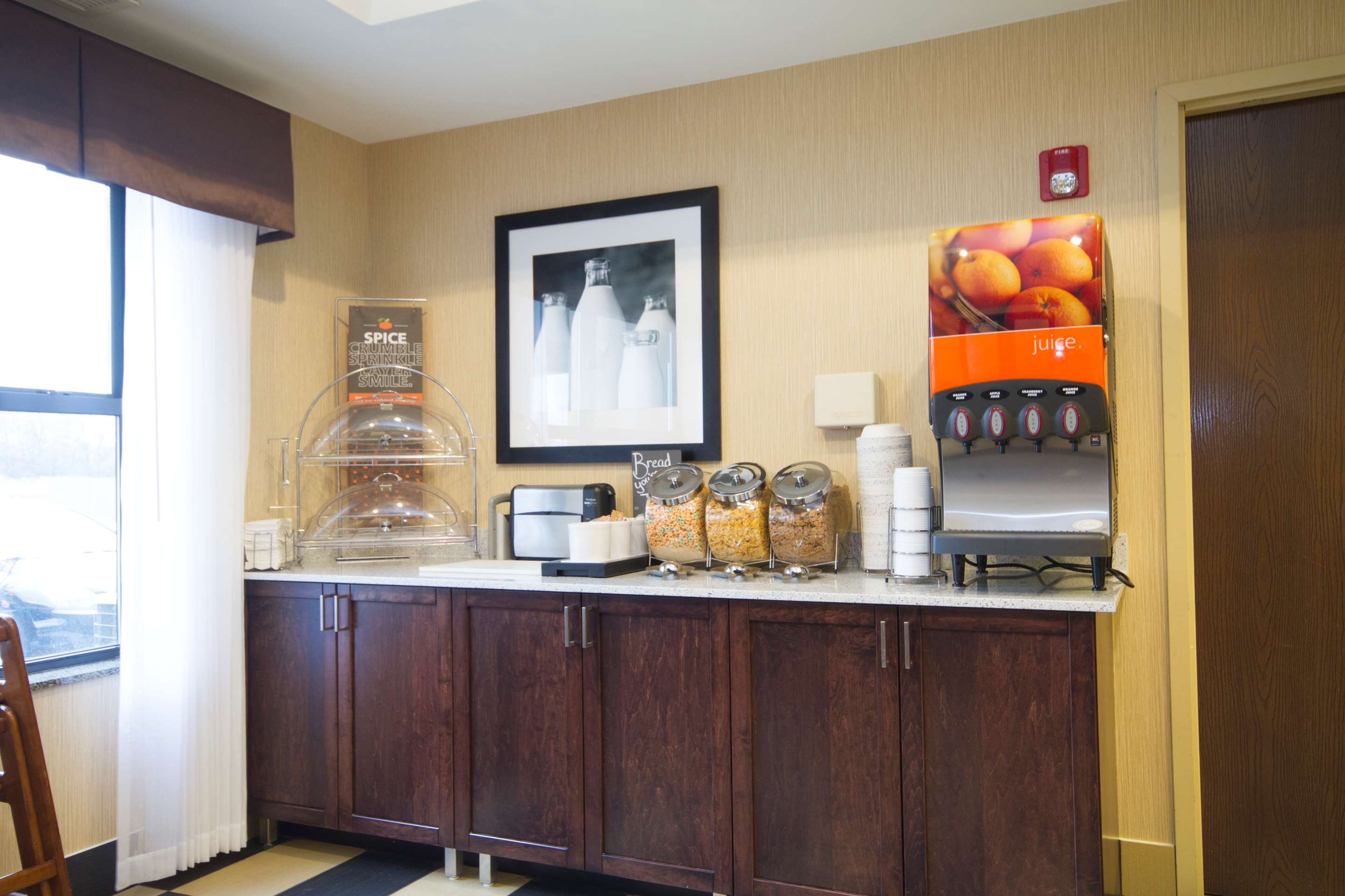 Restaurant | Hampton Inn Marshall
