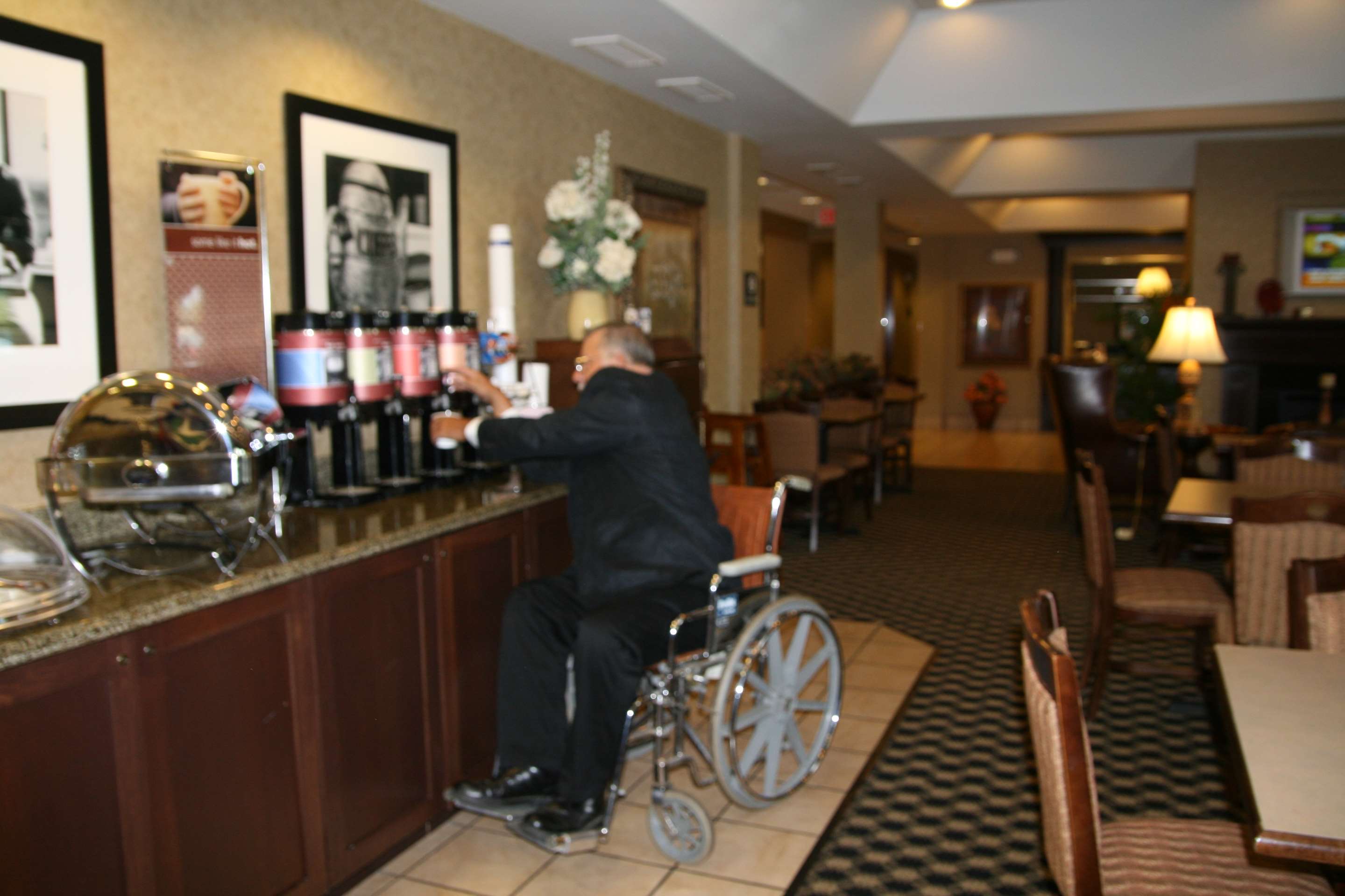 Restaurant | Hampton Inn Marshall