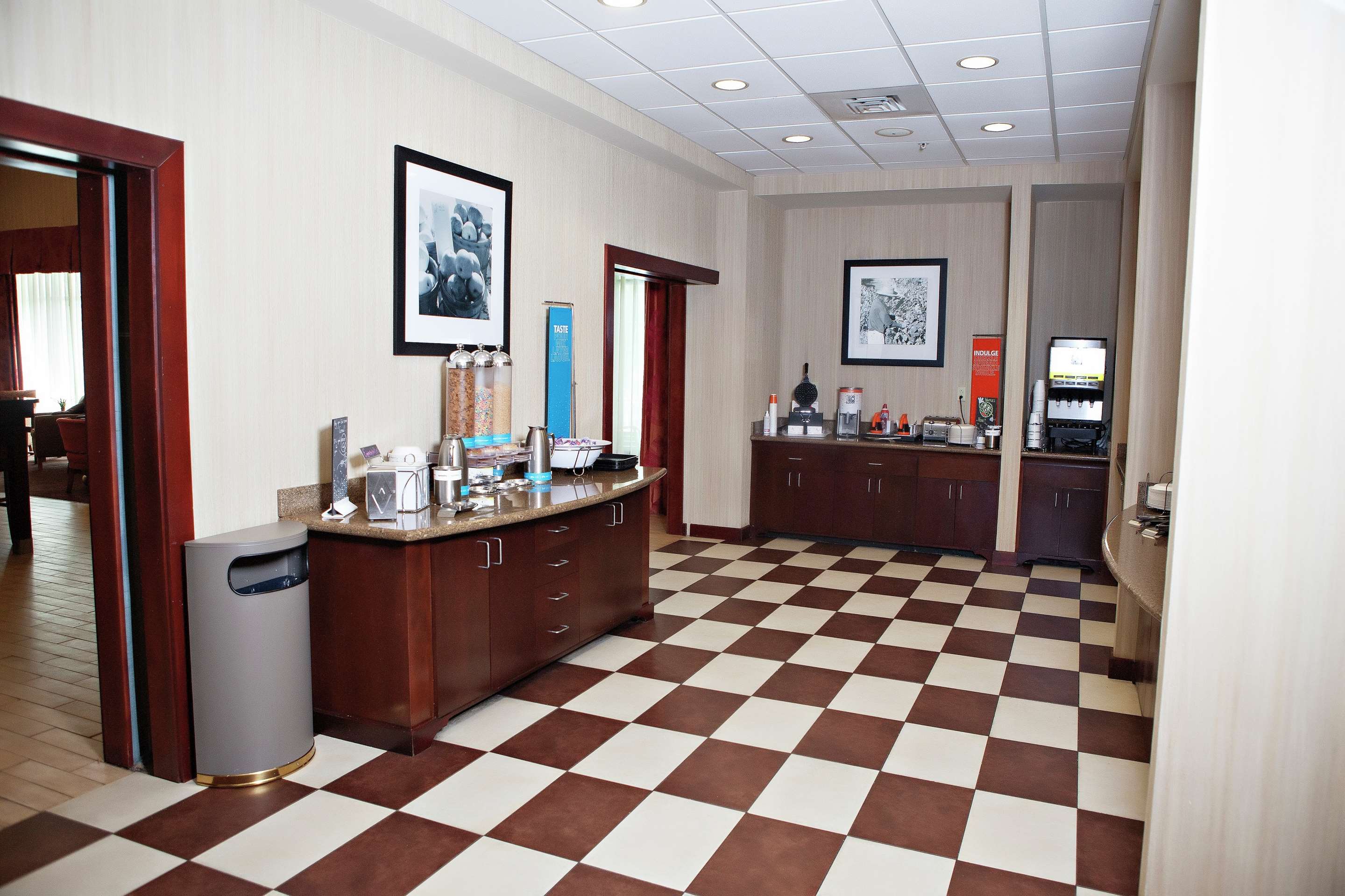 Restaurant | Hampton Inn Martin