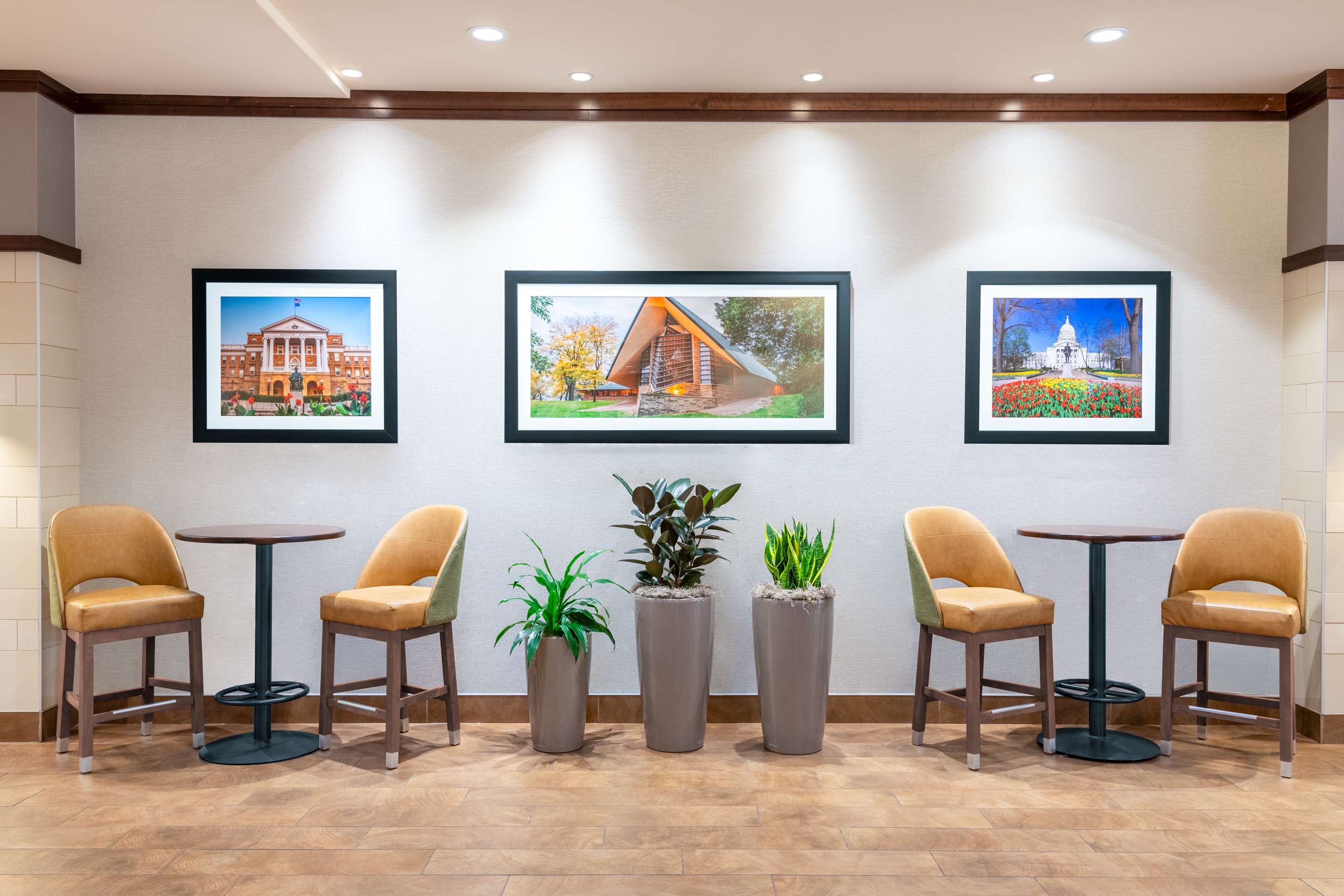 Lobby | Hampton Inn & Suites Madison / Downtown