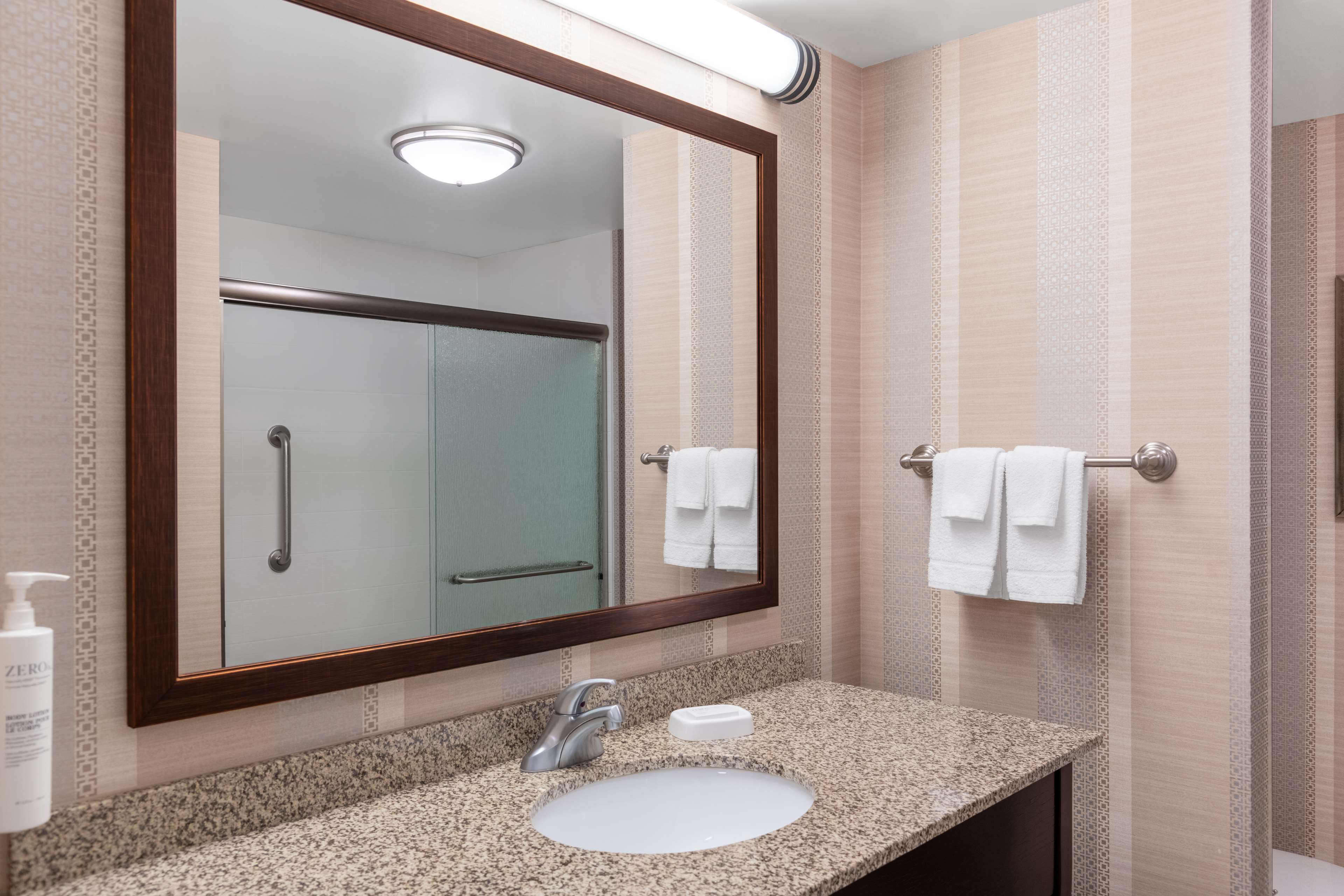 Hampton Inn & Suites by Hilton Madison / Downtown Room Type - 1 KING NS