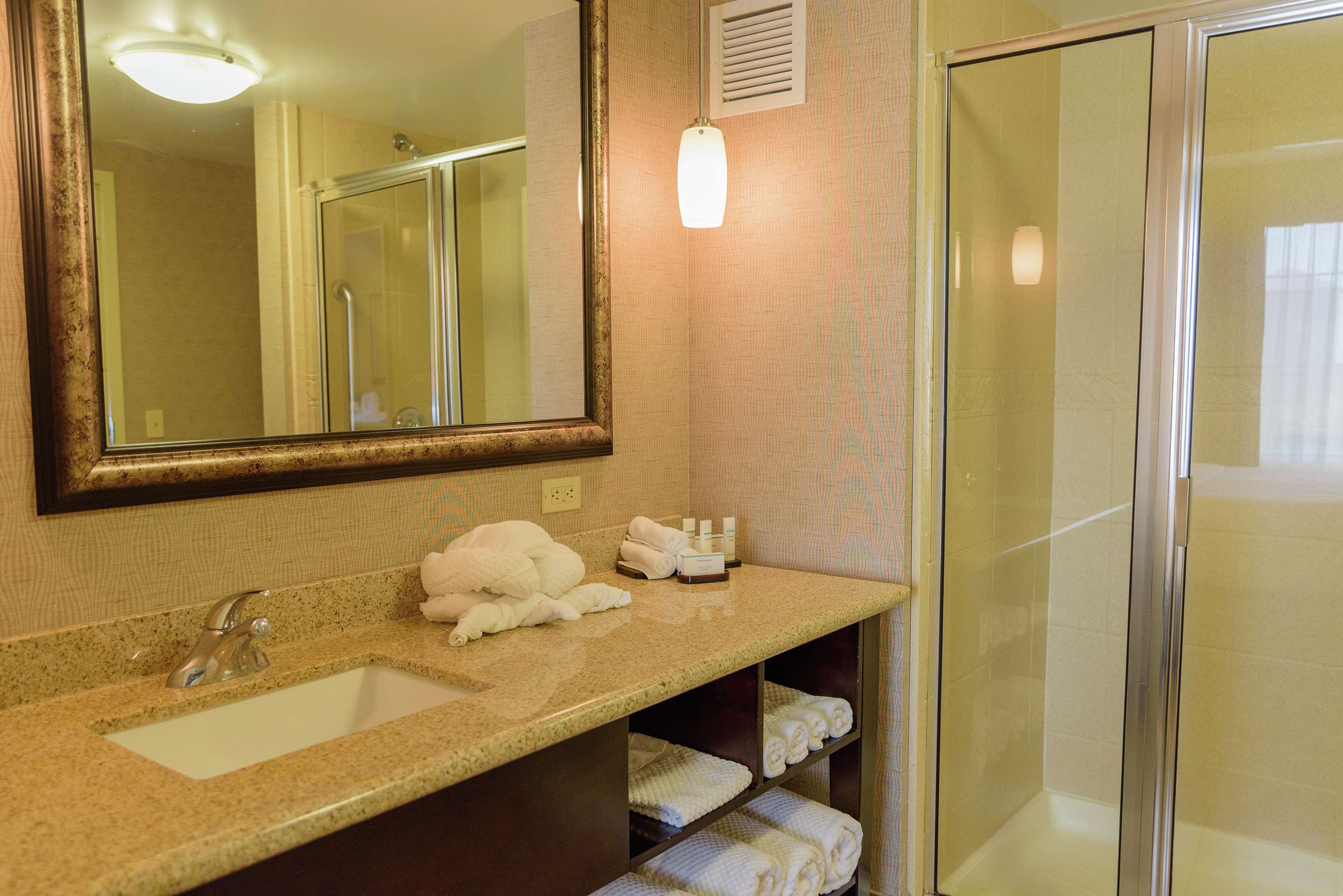 Guest room bath
