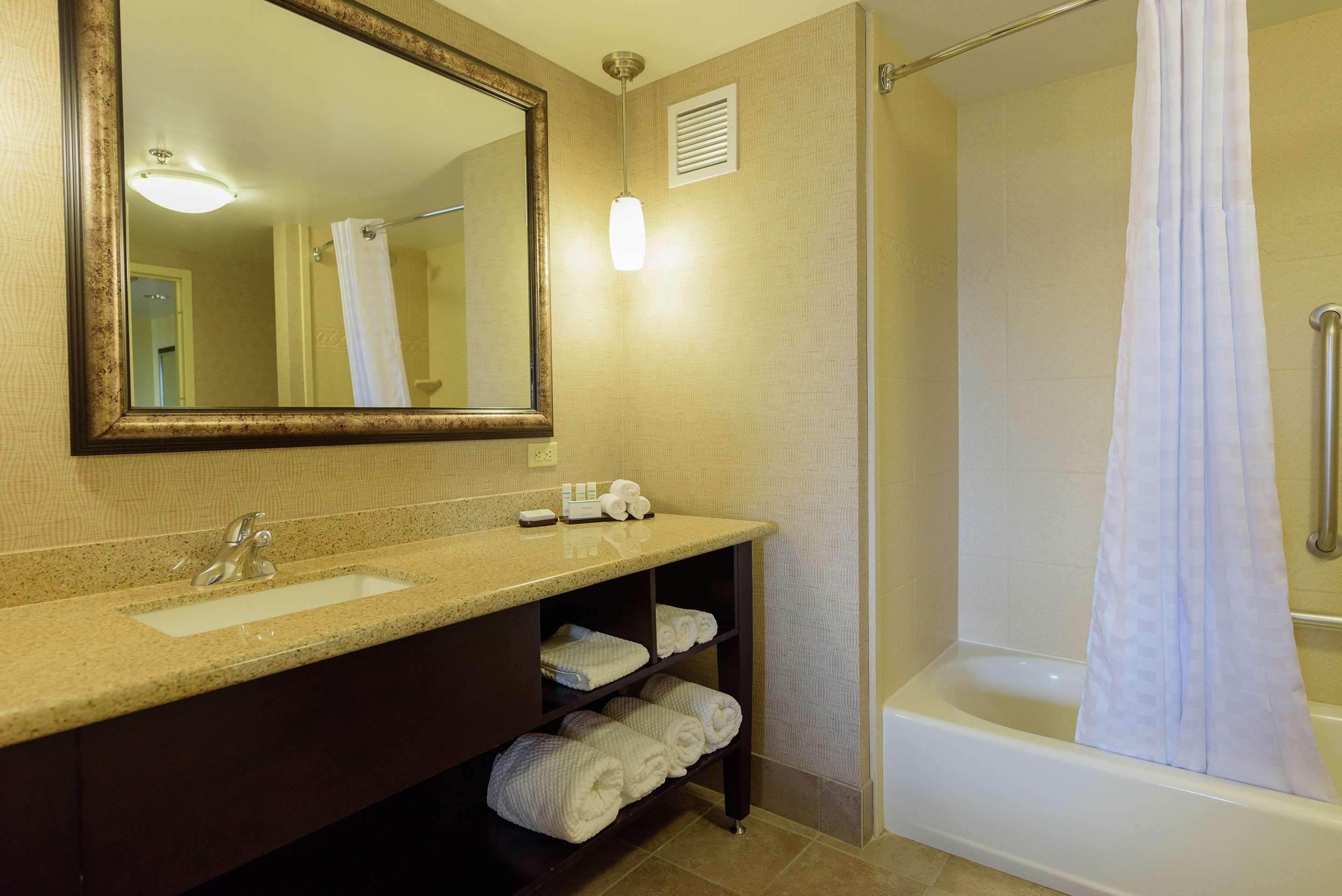 Guest room bath