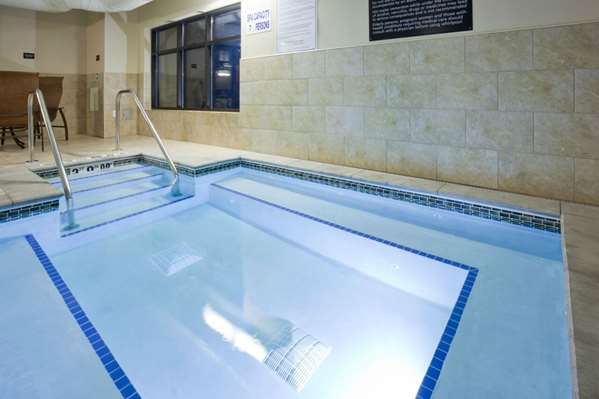 Pool - Hampton Inn & Suites West Minnetonka