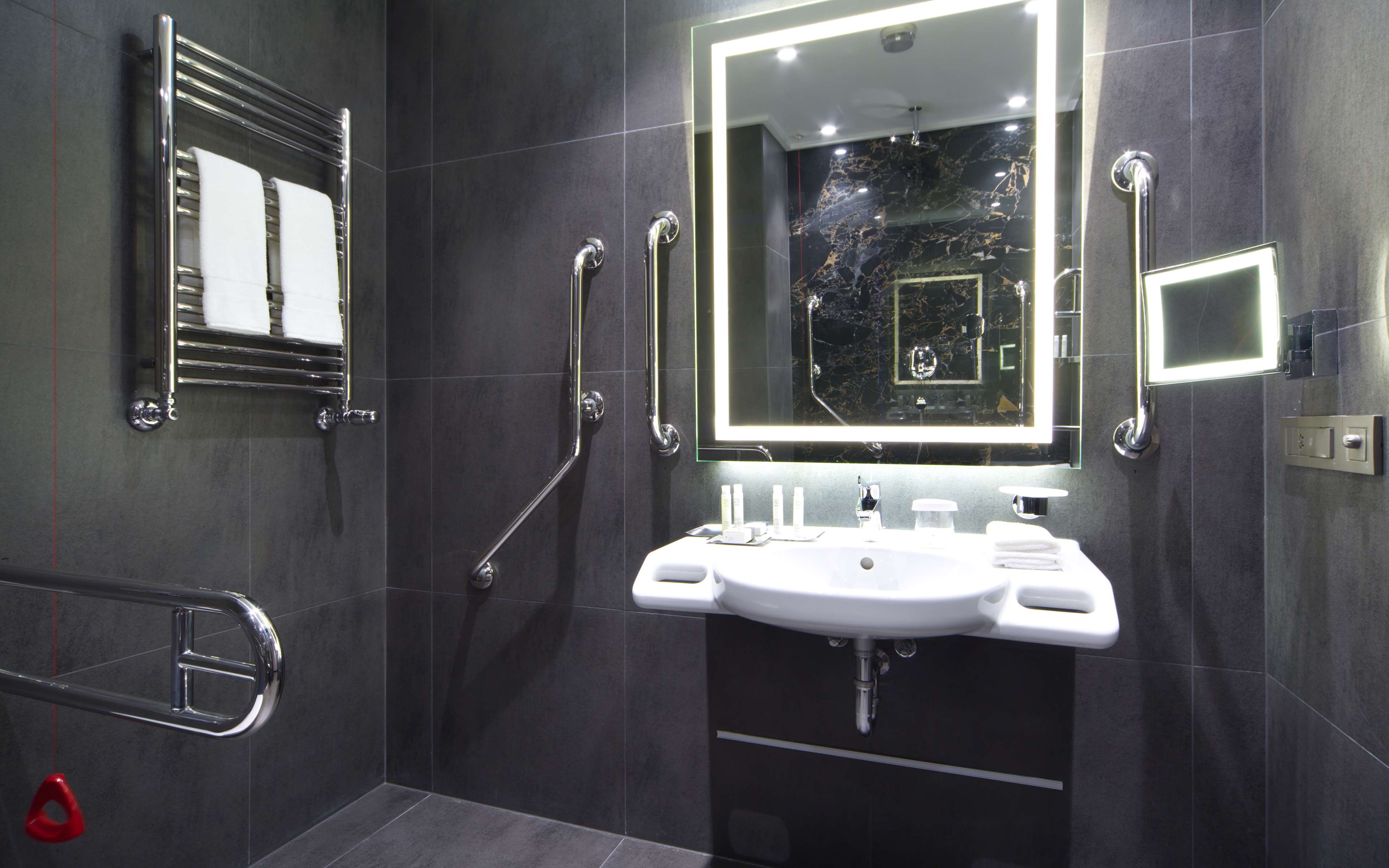 DoubleTree by Hilton Hotel Minsk Room Type - KING GUEST ROOM WITH VIEW