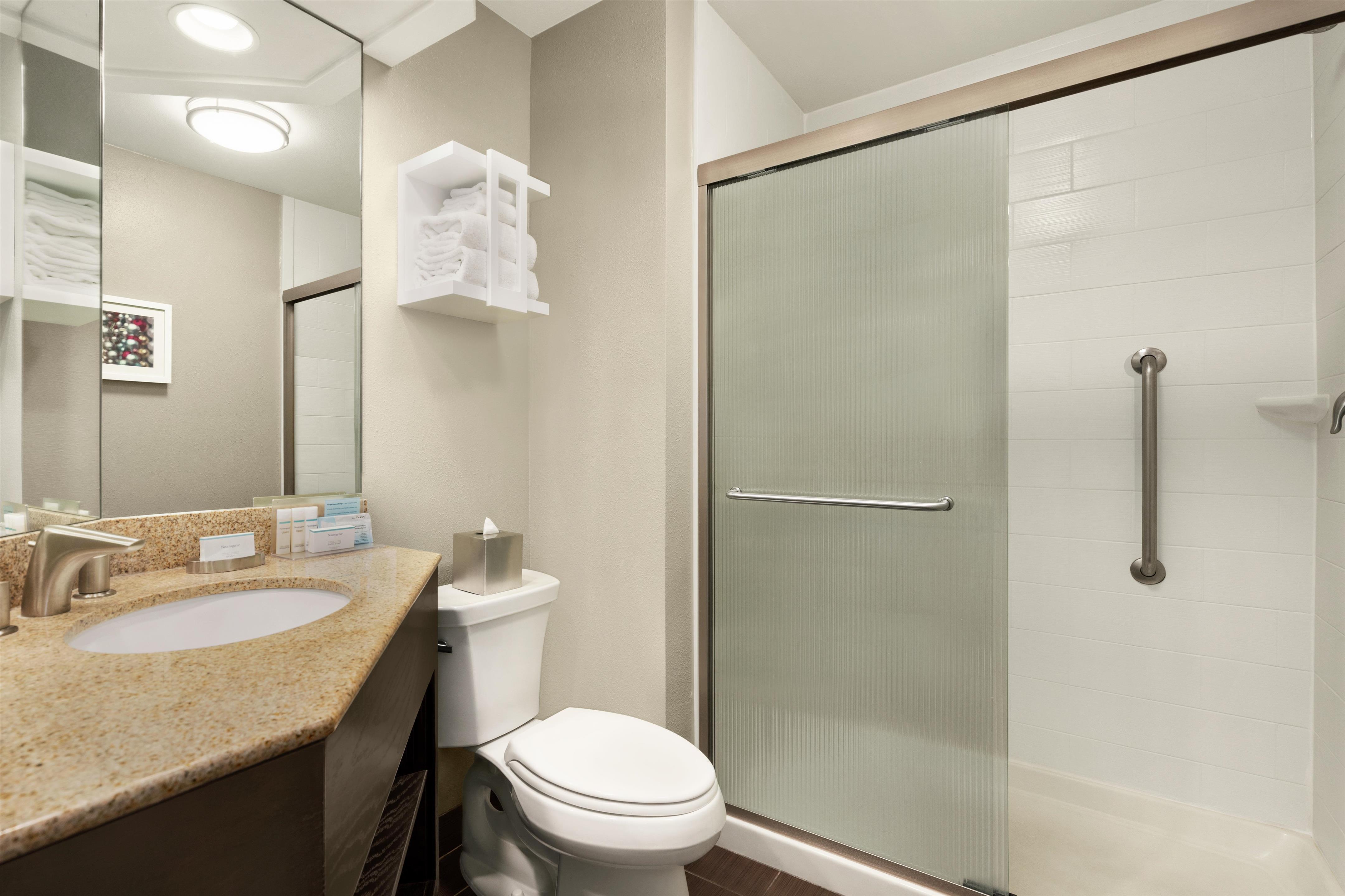 Guest room bath