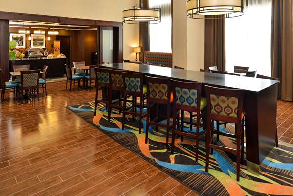 Restaurant - Hampton Inn & Suites Harvey
