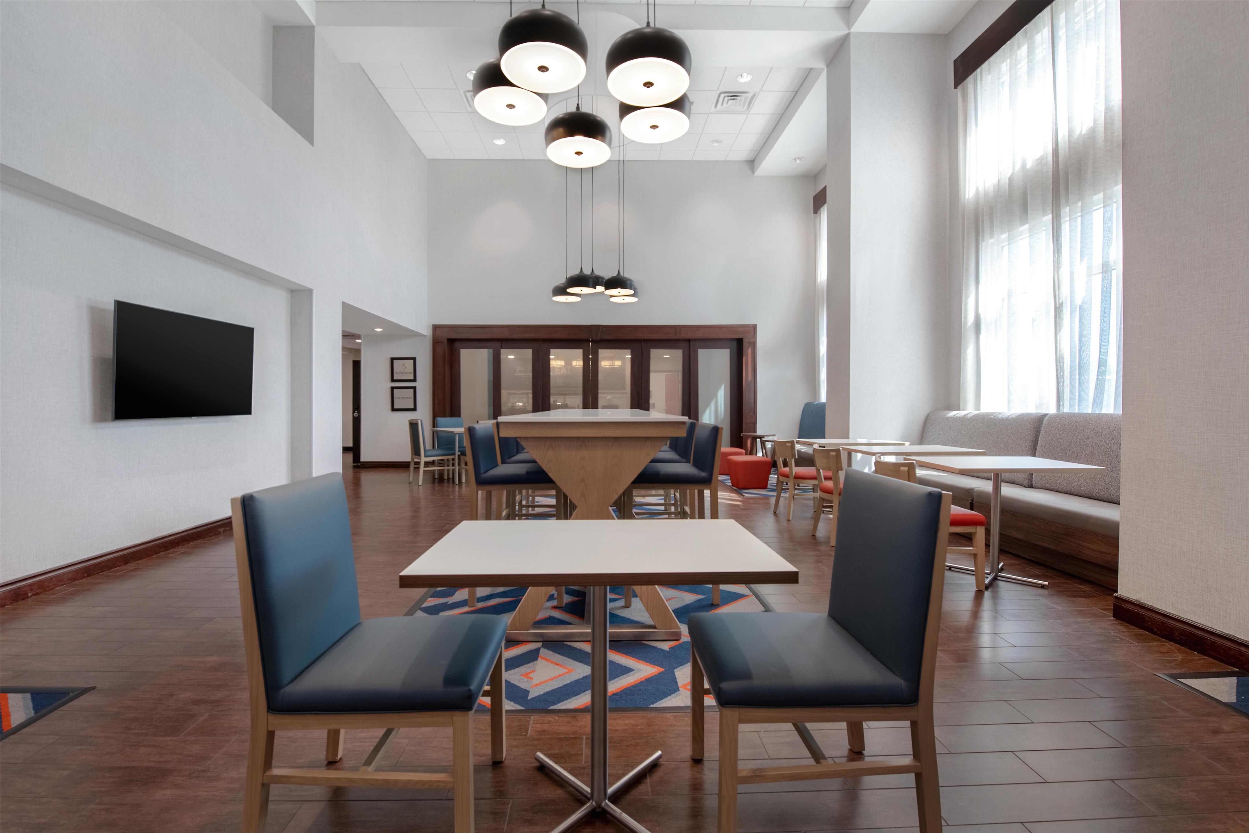 Breakfast Area | Hampton Inn & Suites Harvey/New Orleans West Bank