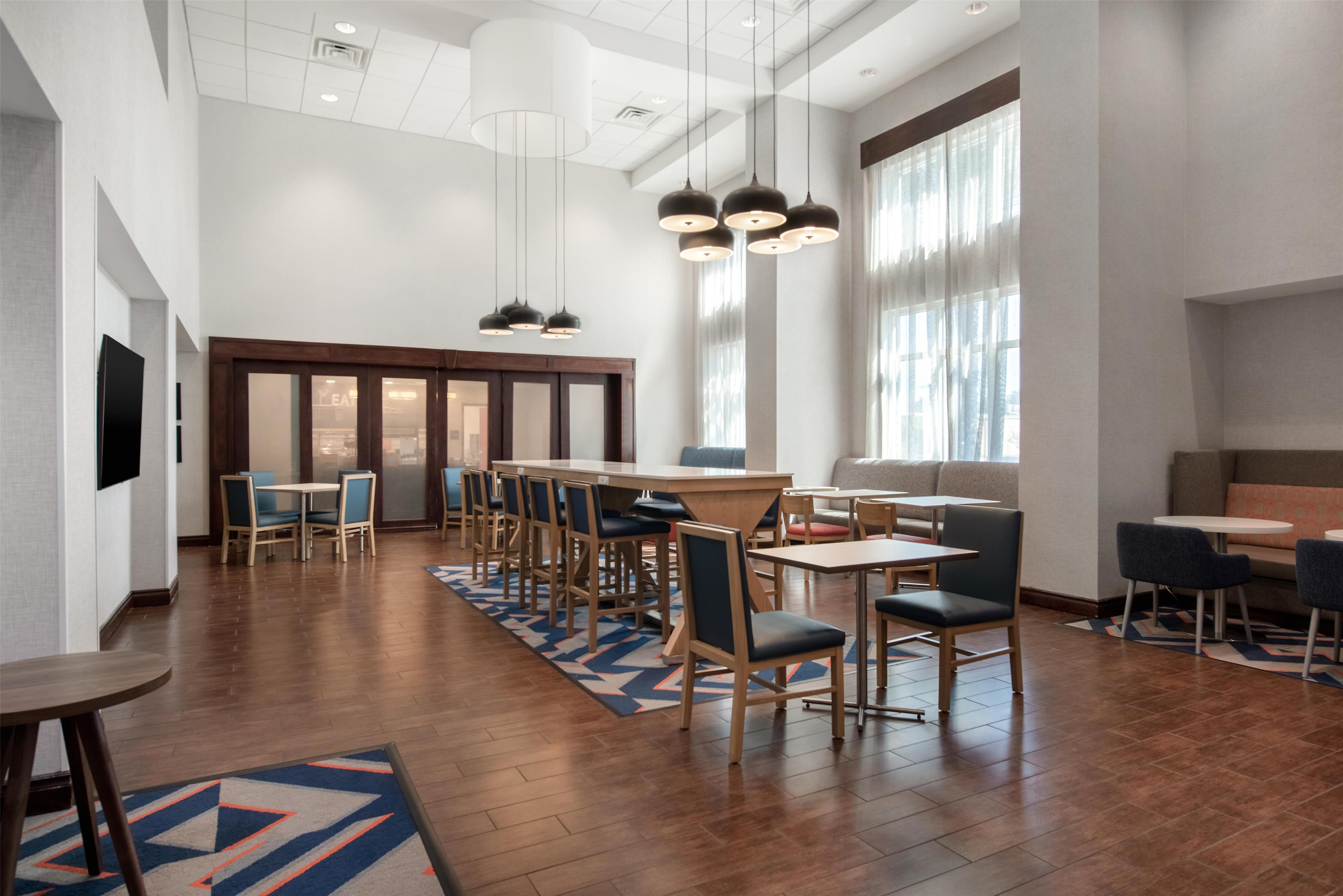 Breakfast Area | Hampton Inn & Suites Harvey/New Orleans West Bank
