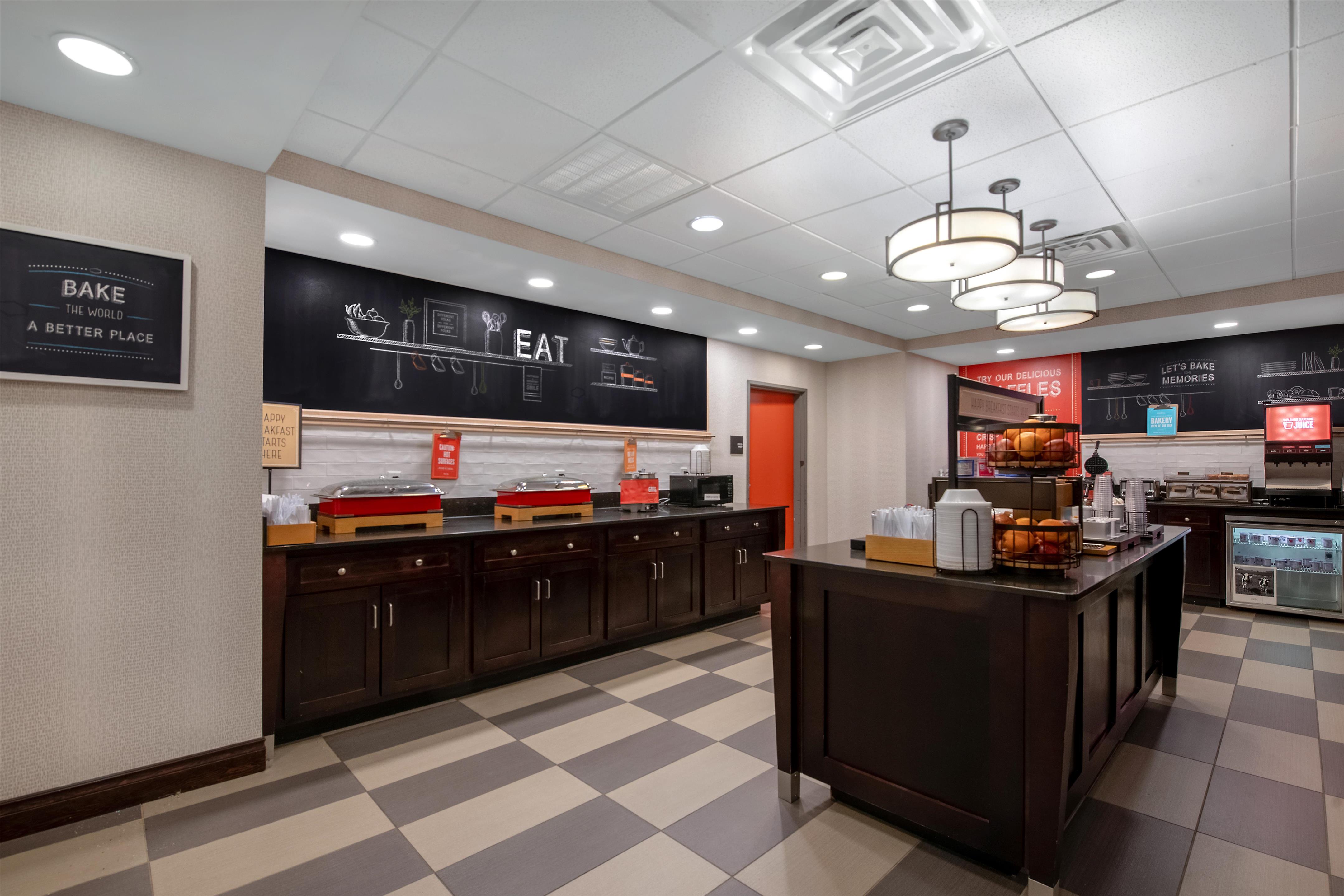 Breakfast Area | Hampton Inn & Suites Harvey/New Orleans West Bank