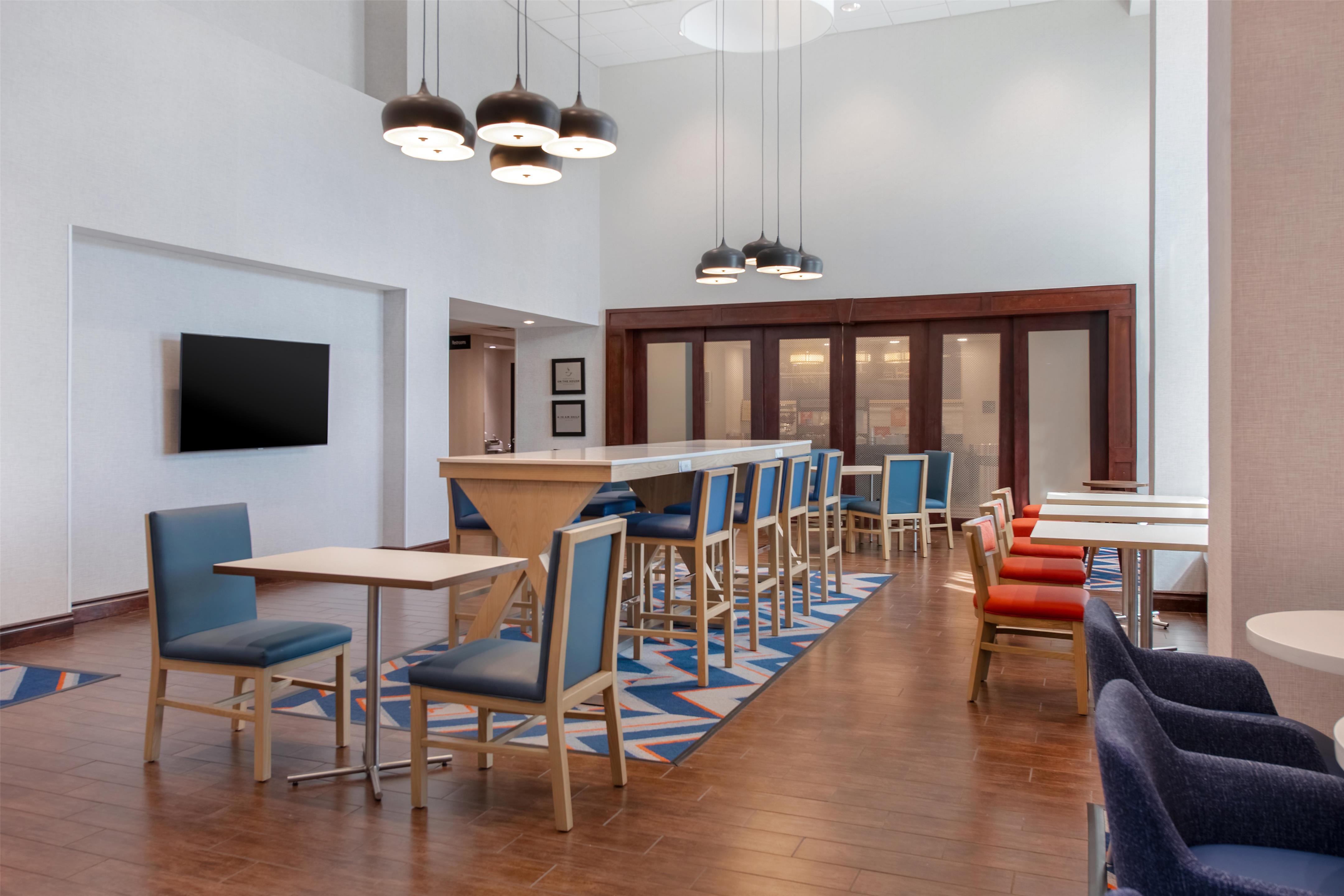 Breakfast Area | Hampton Inn & Suites Harvey/New Orleans West Bank