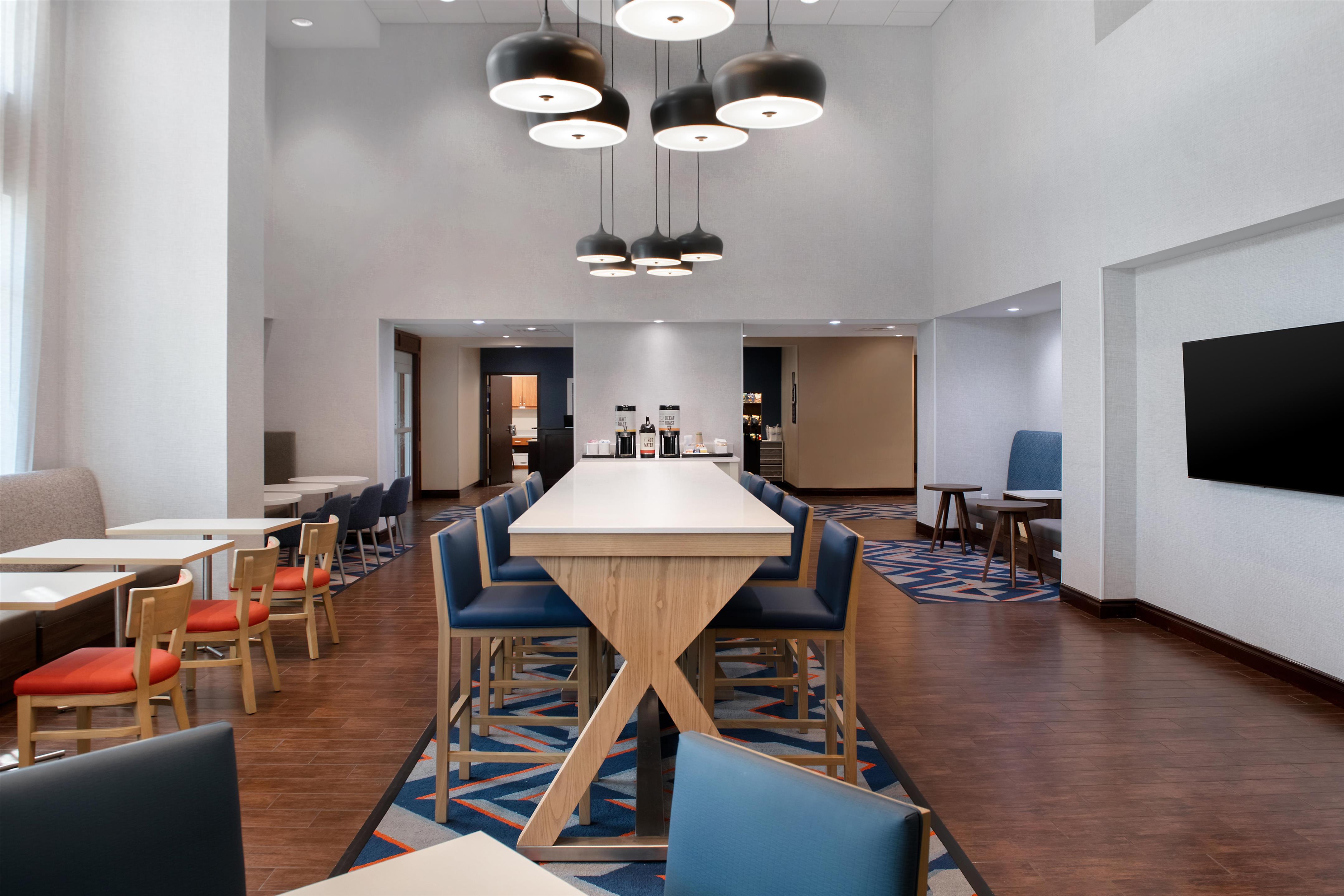 Breakfast Area | Hampton Inn & Suites Harvey/New Orleans West Bank