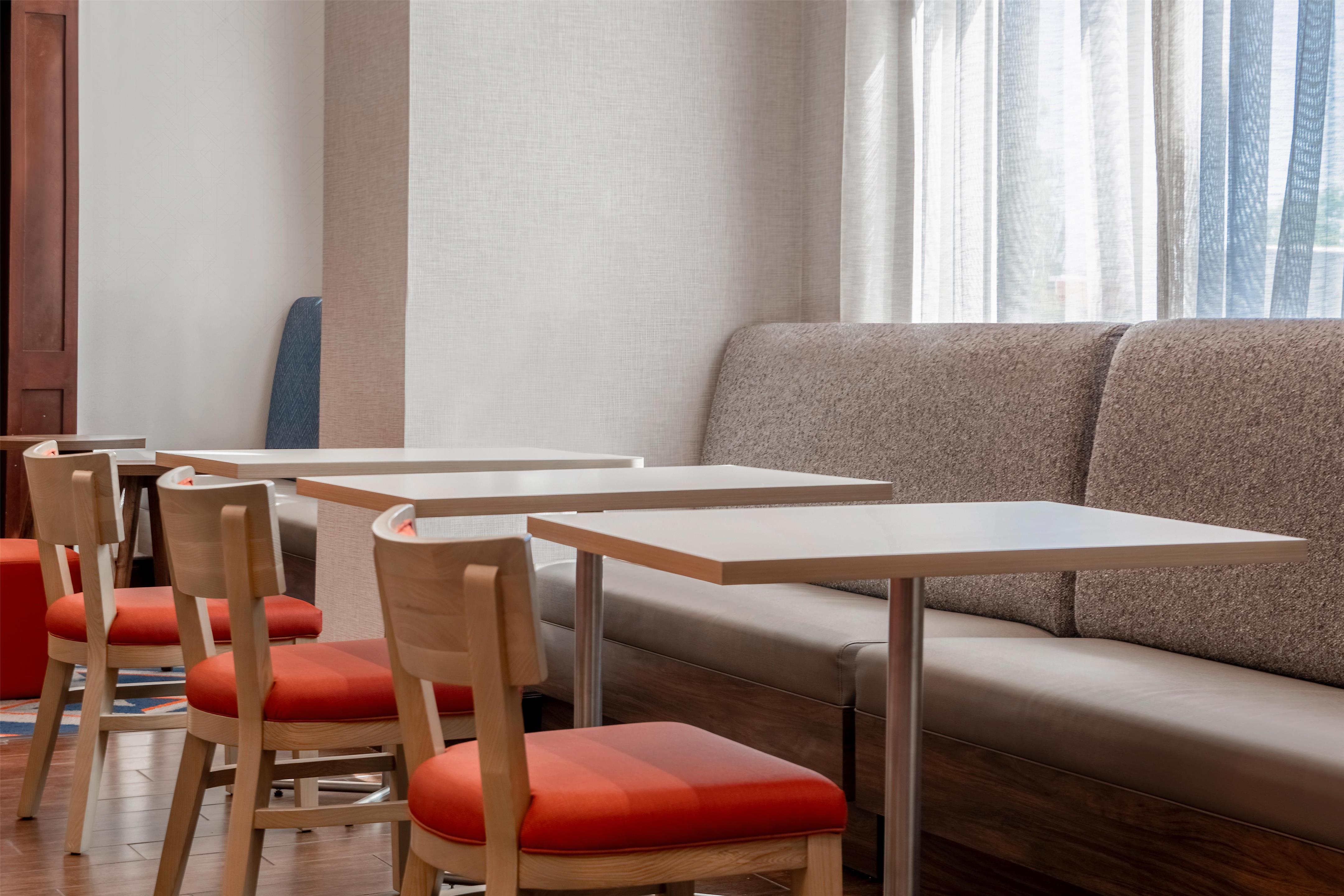 Breakfast Area | Hampton Inn & Suites Harvey/New Orleans West Bank