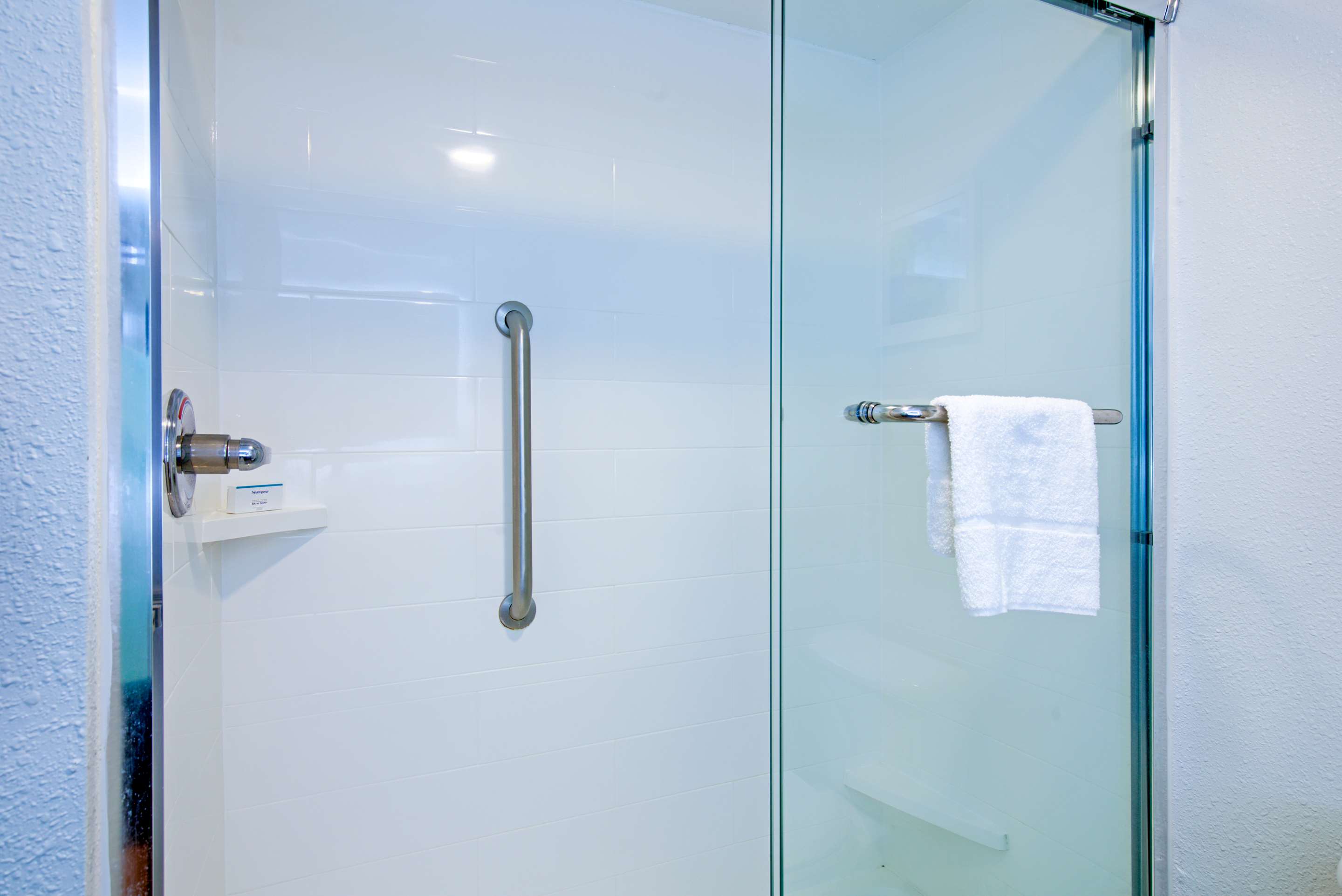 Guest room bath