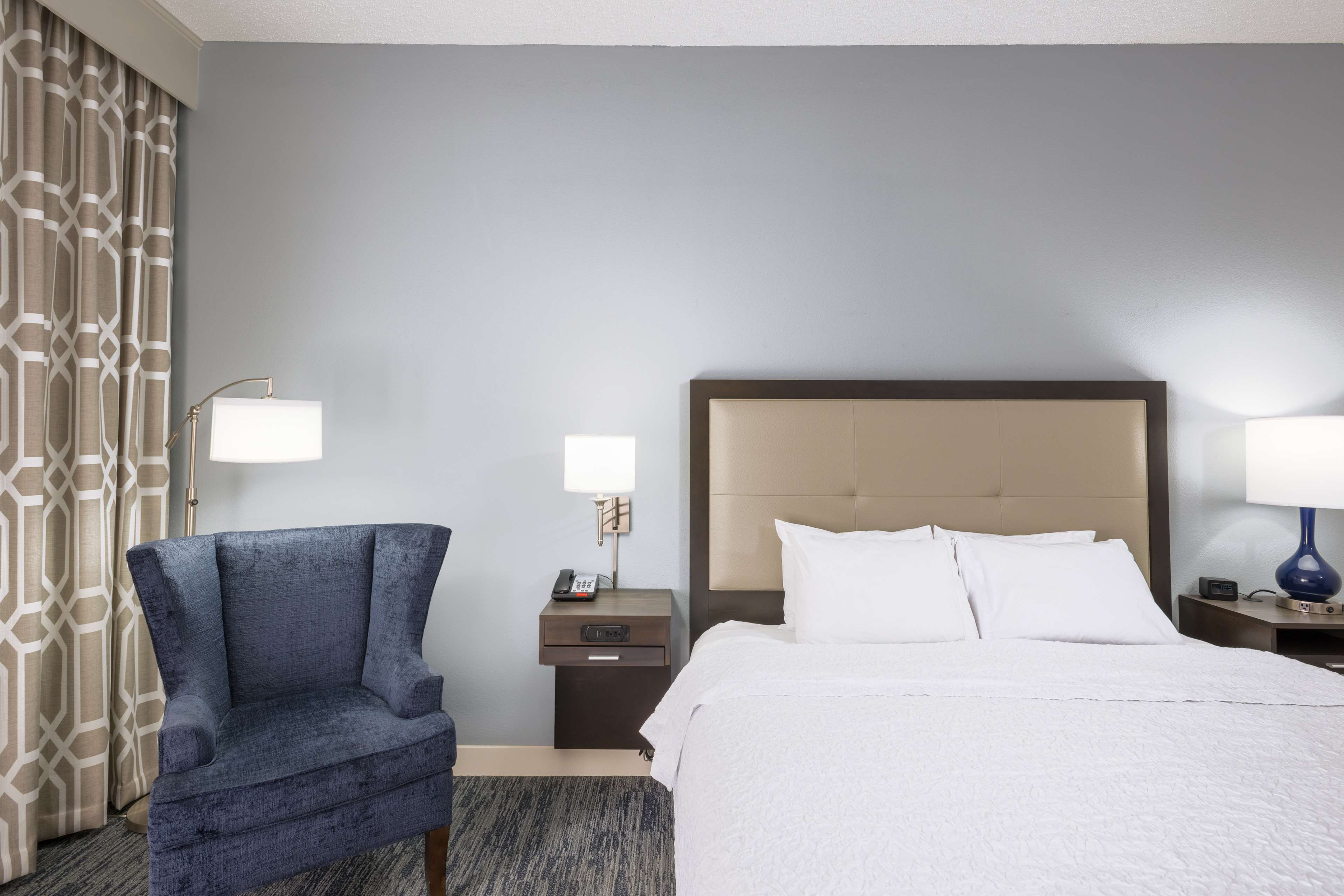 Hampton Inn by Hilton Mount Airy Room Type - 1 KNG ACCESSIBLE TUB NS