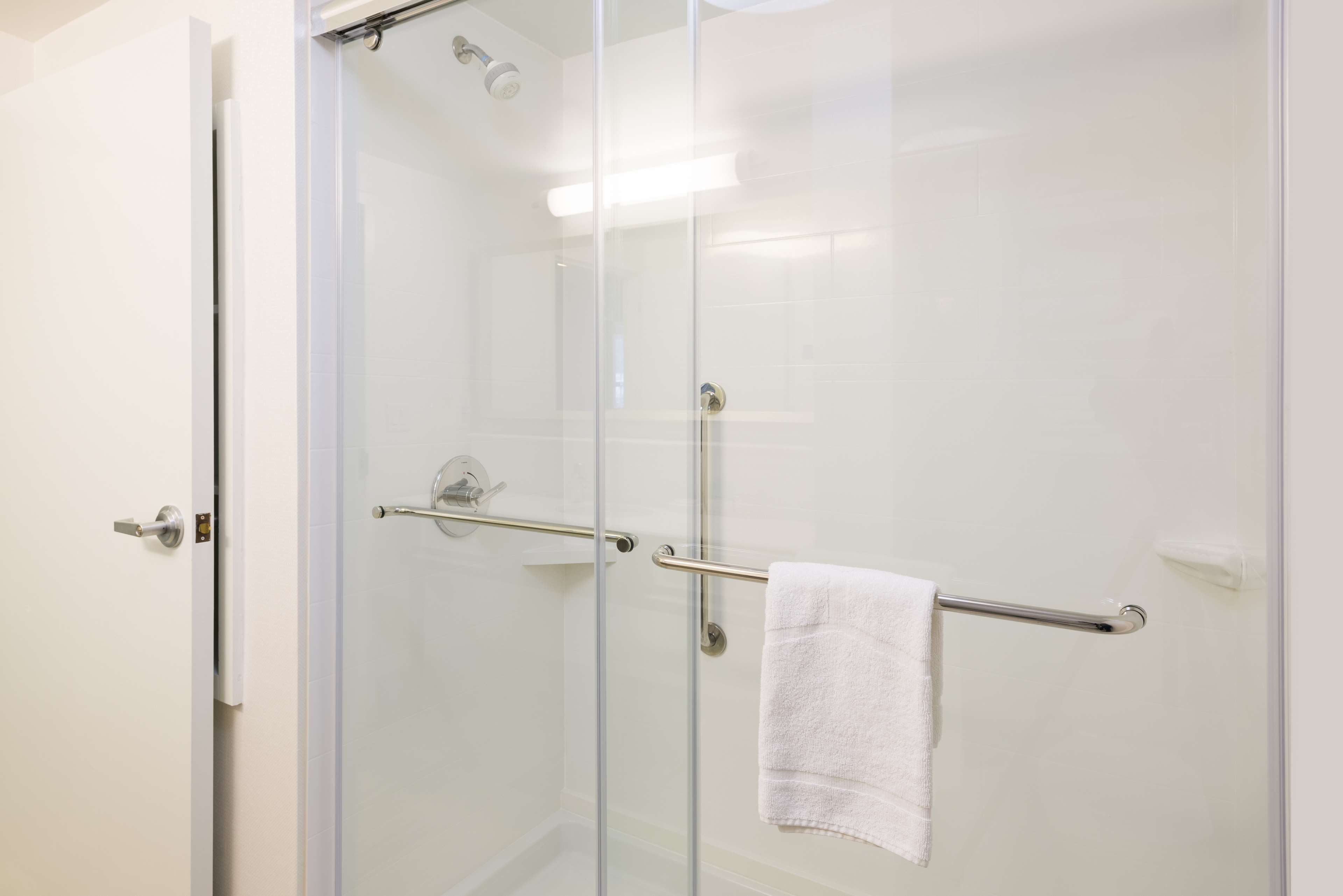Hampton Inn by Hilton Mount Airy Room Type - 1 KING W FRIDGE NONSMOKING