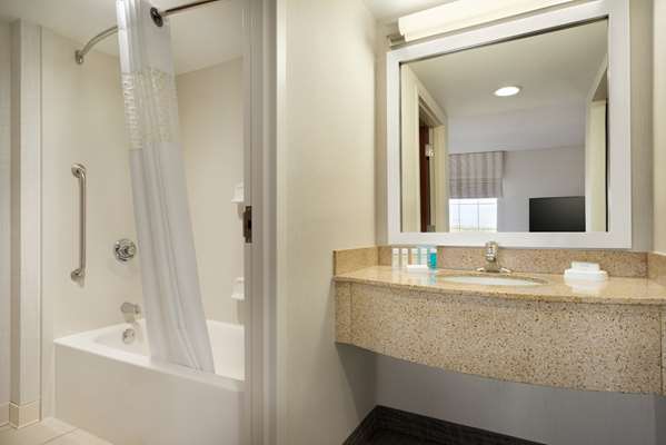  - Hampton Inn & Suites Middletown