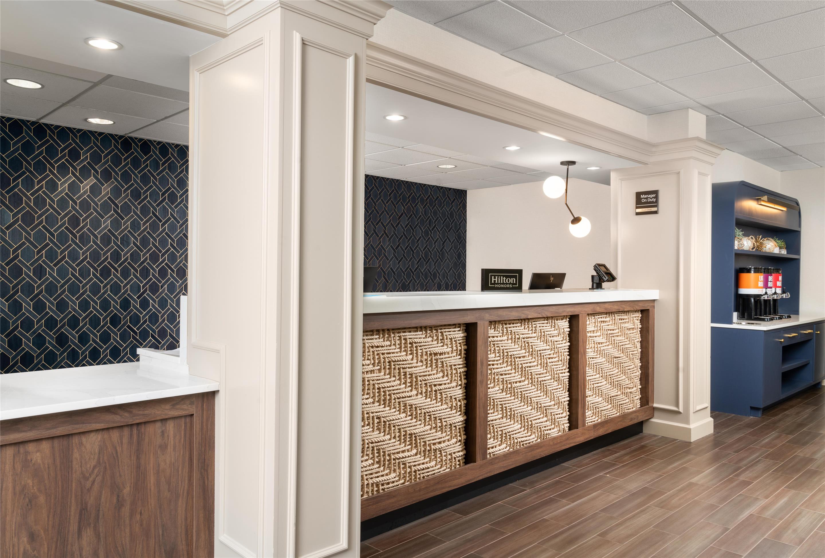 Reception | Hampton Inn & Suites Newport/Middletown