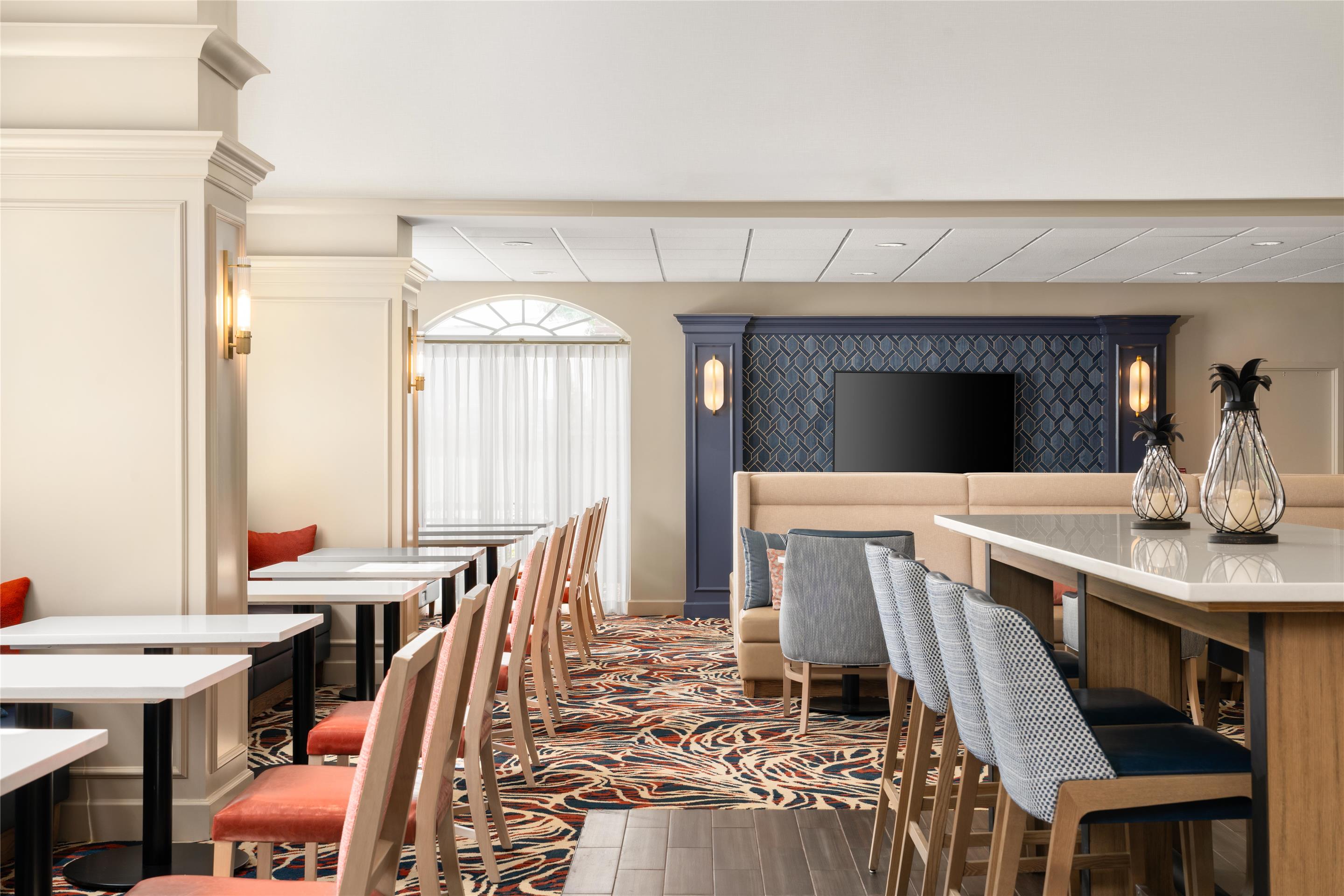 Lobby | Hampton Inn & Suites Newport/Middletown