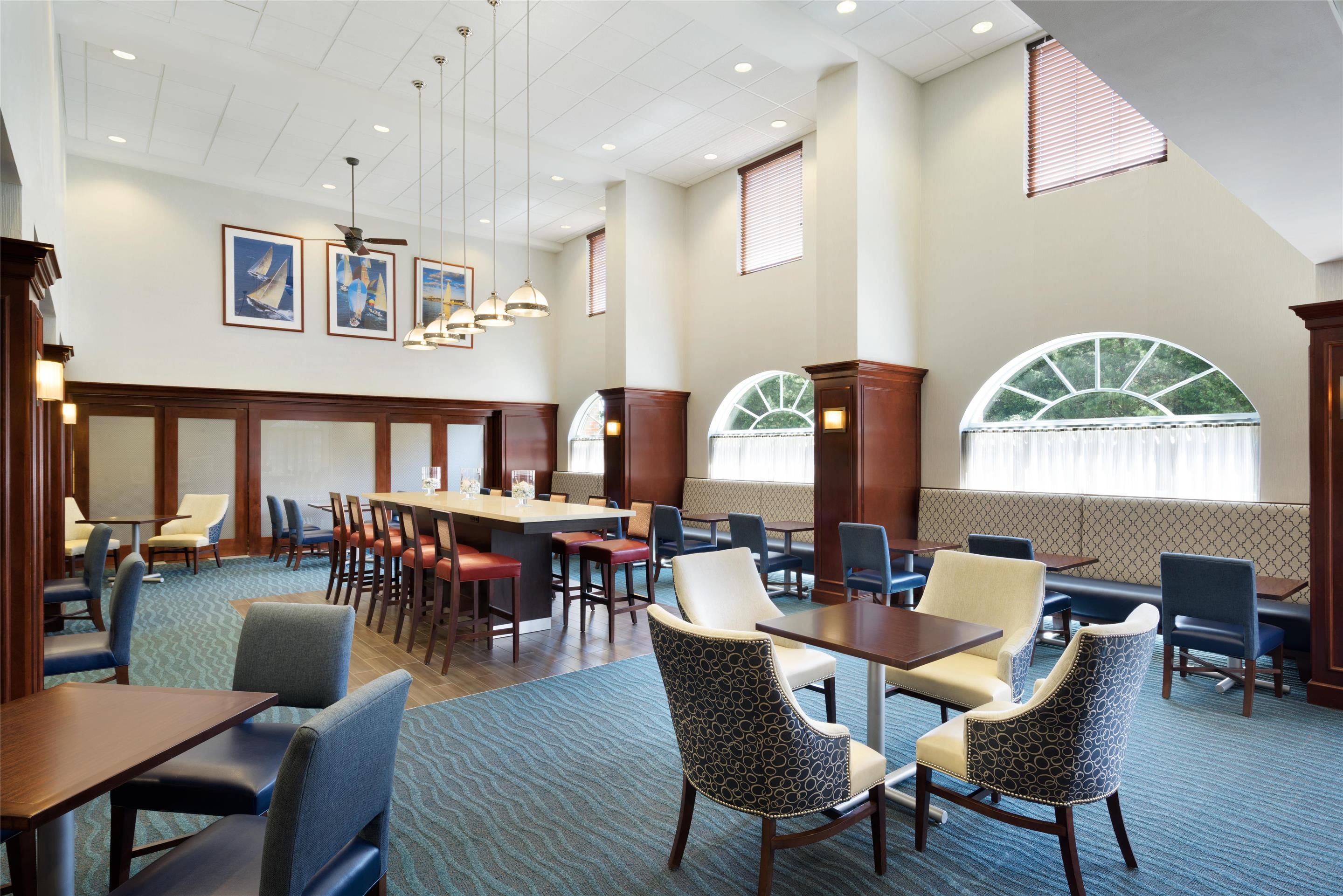 Lobby | Hampton Inn & Suites Newport/Middletown