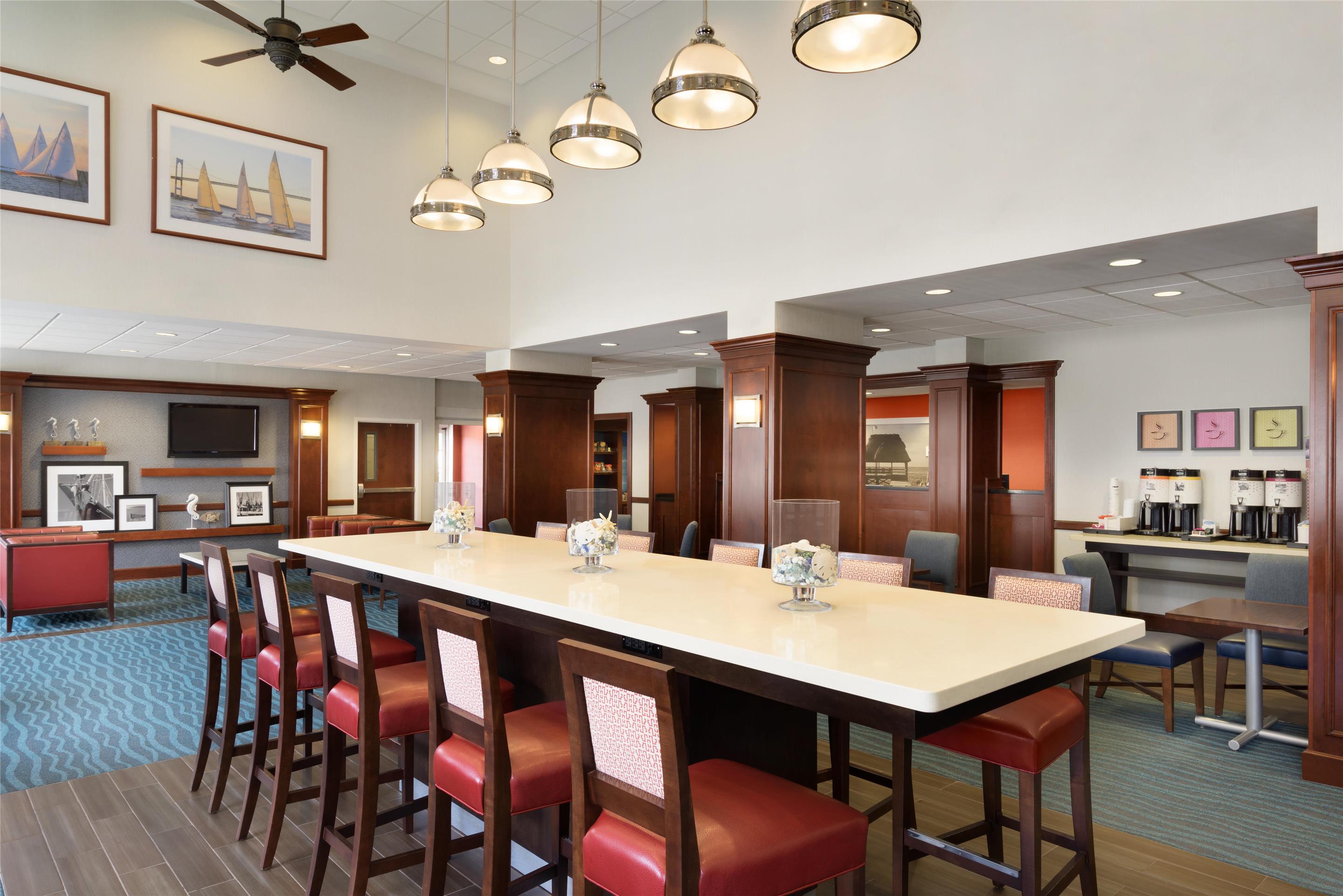 Lobby | Hampton Inn & Suites Newport/Middletown