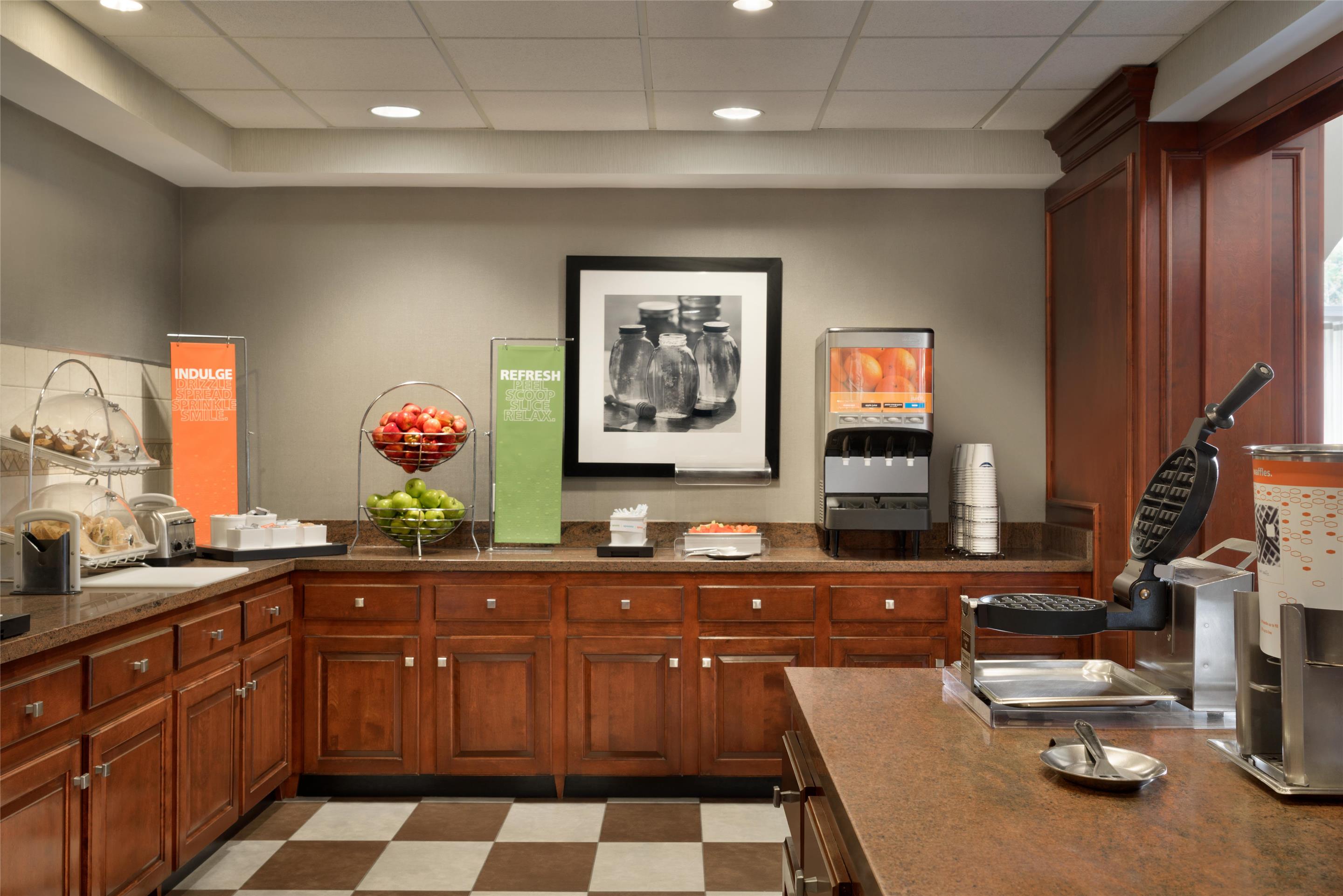 Breakfast Area | Hampton Inn & Suites Newport/Middletown