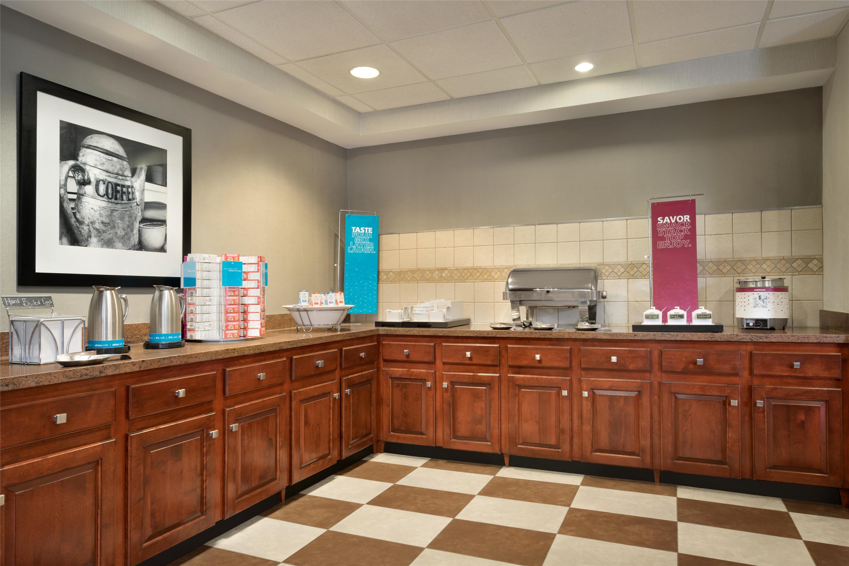 Breakfast Area | Hampton Inn & Suites Newport/Middletown