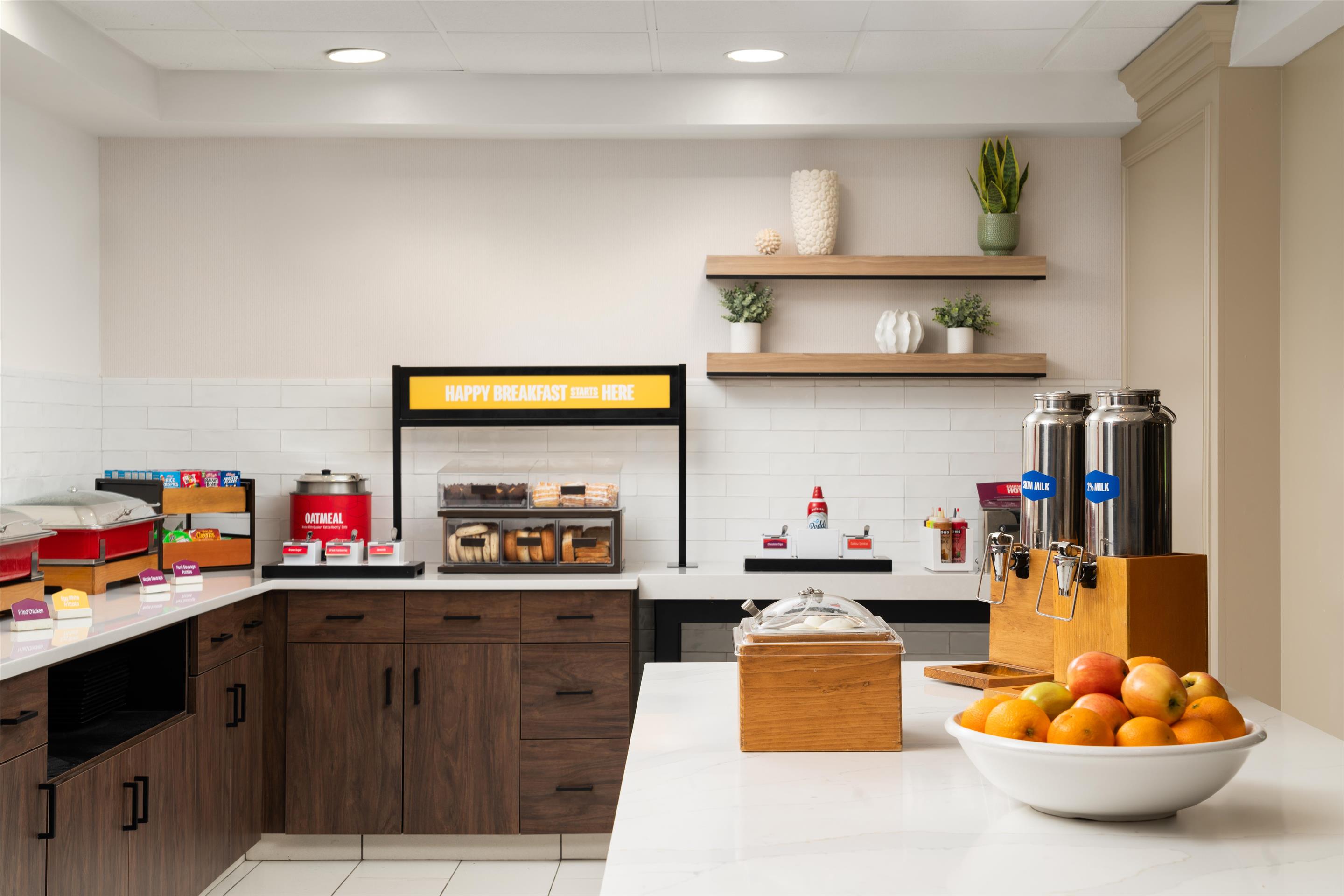 Breakfast Area | Hampton Inn & Suites Newport/Middletown