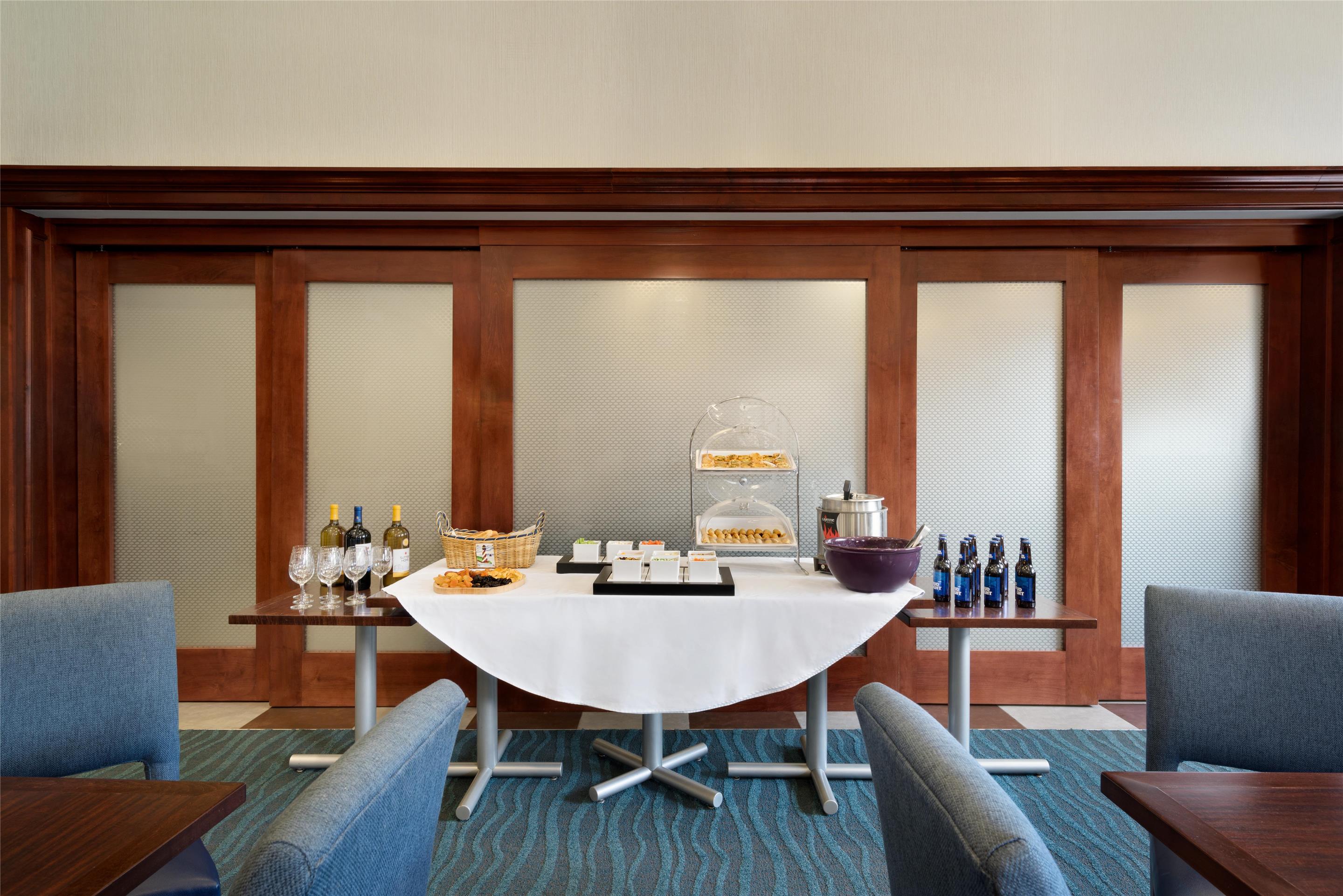 Restaurant | Hampton Inn & Suites Newport/Middletown