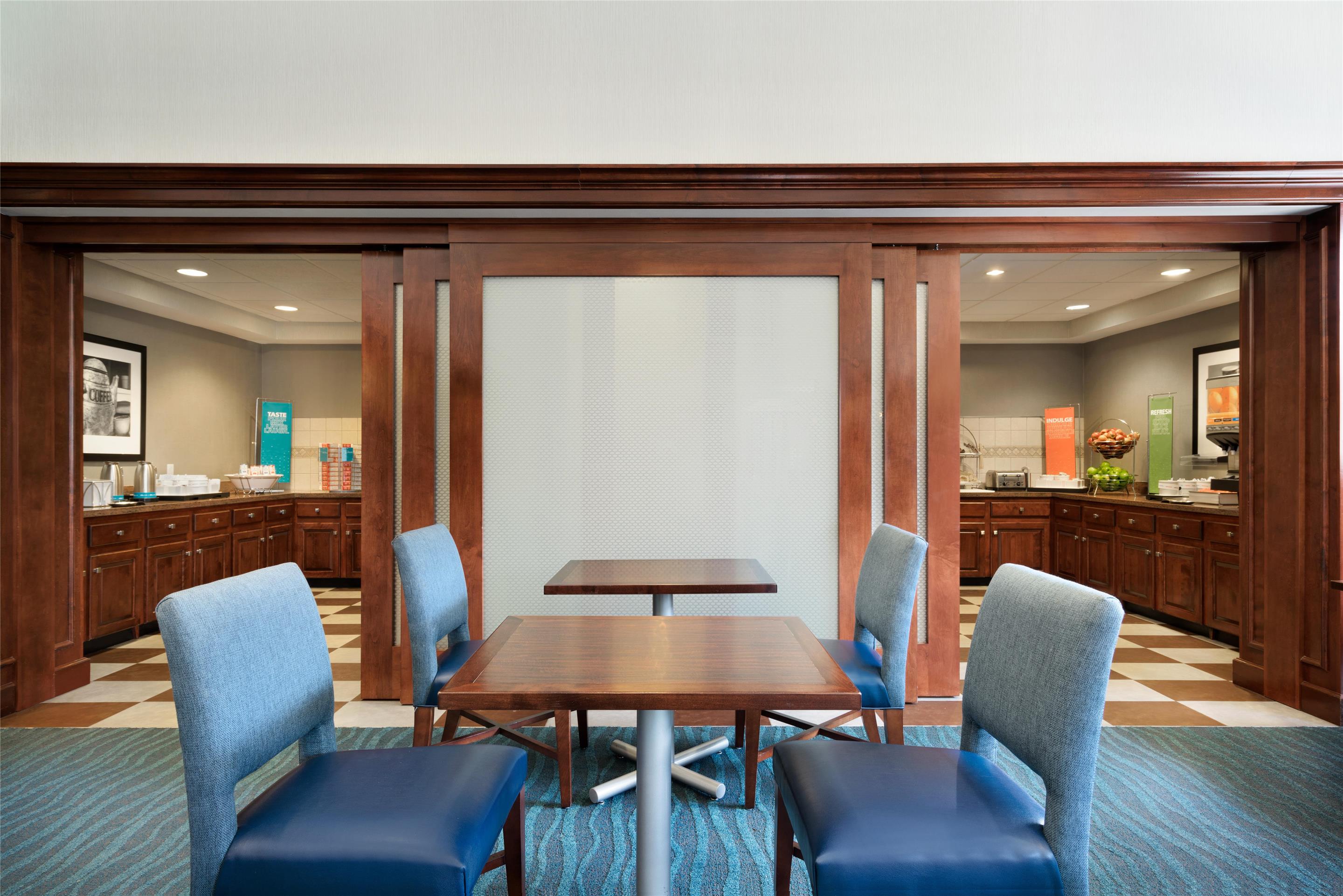 Breakfast Area | Hampton Inn & Suites Newport/Middletown