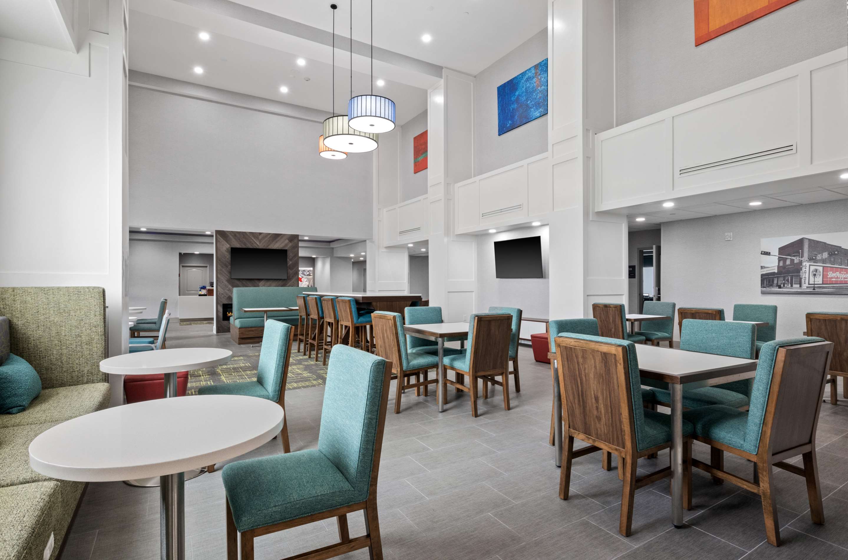 Breakfast Area | Hampton Inn & Suites Mount Pleasant